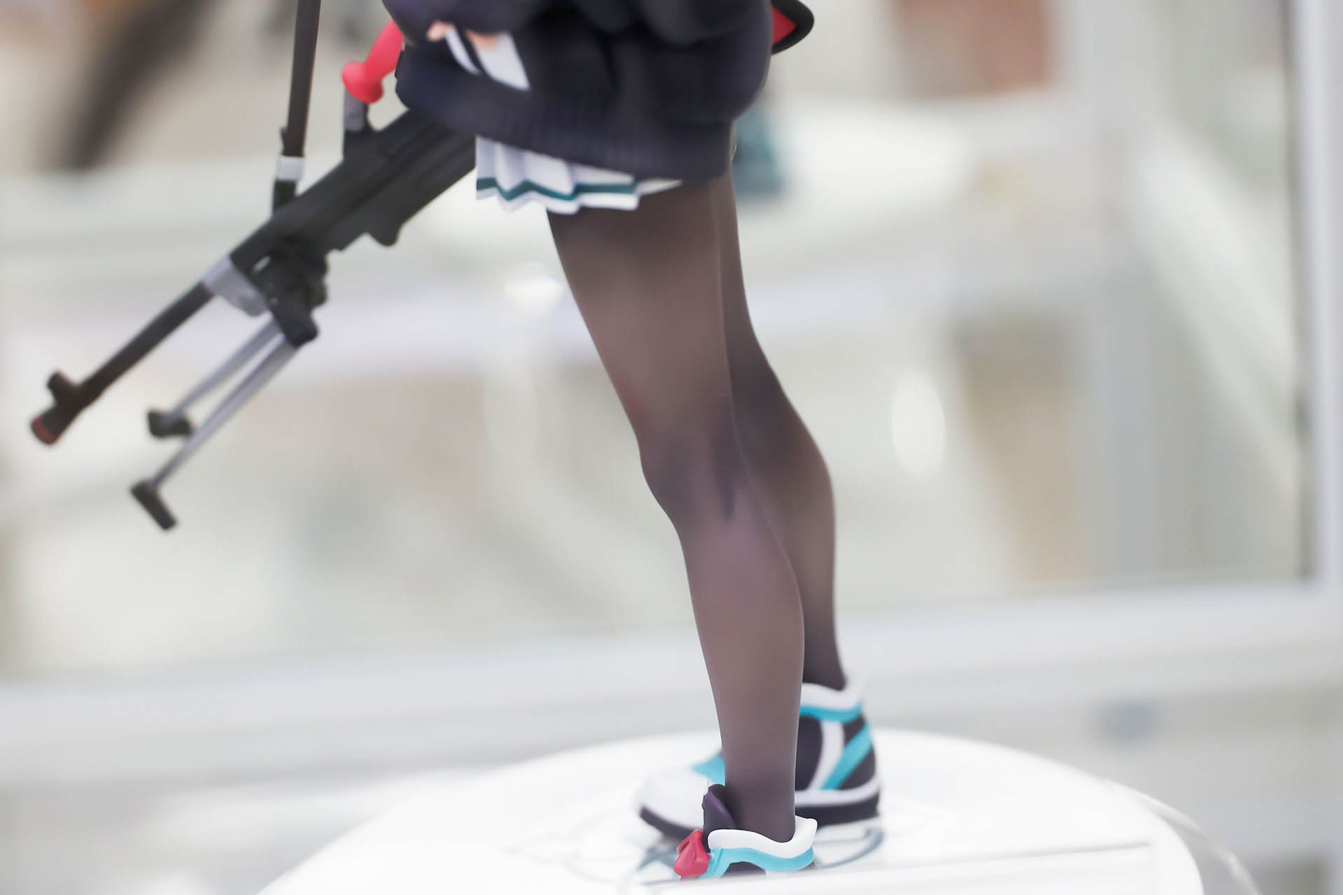 脚は黒いタイツを身につけている