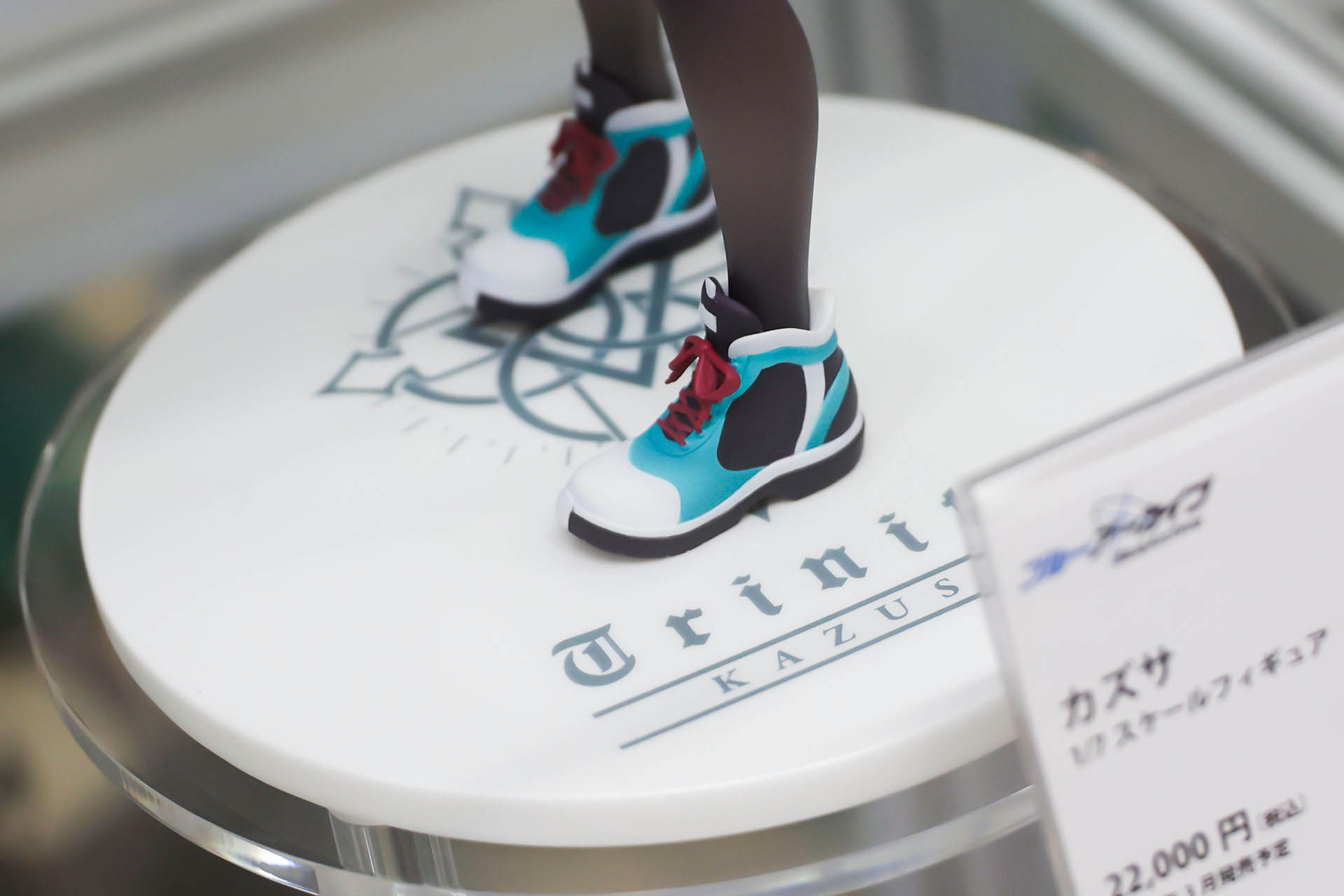 台座部分は比較的シンプルなデザインだ