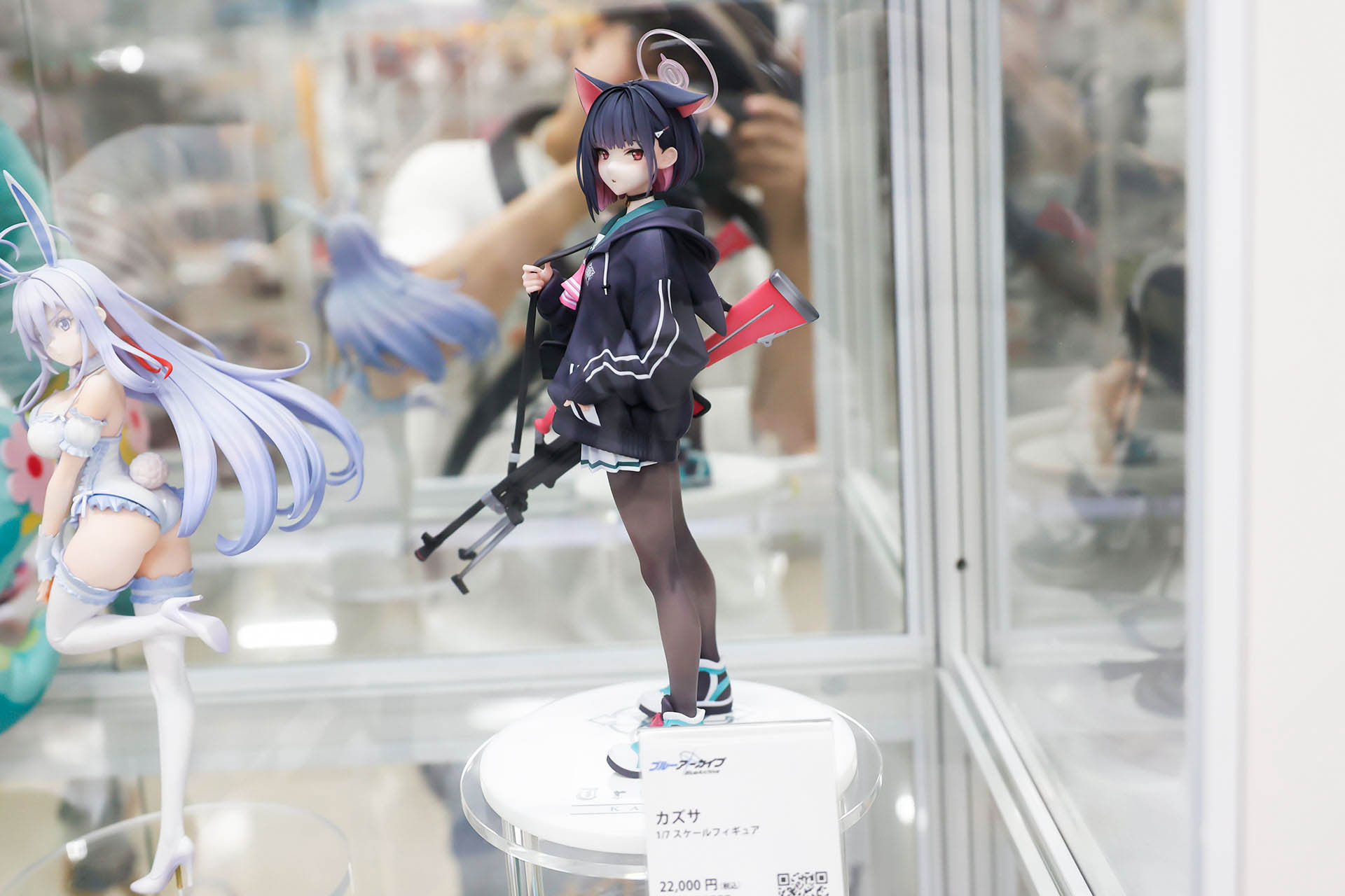 フィギュアの素材はPVCとABSで、台座部分を含む全高は約240mmだ