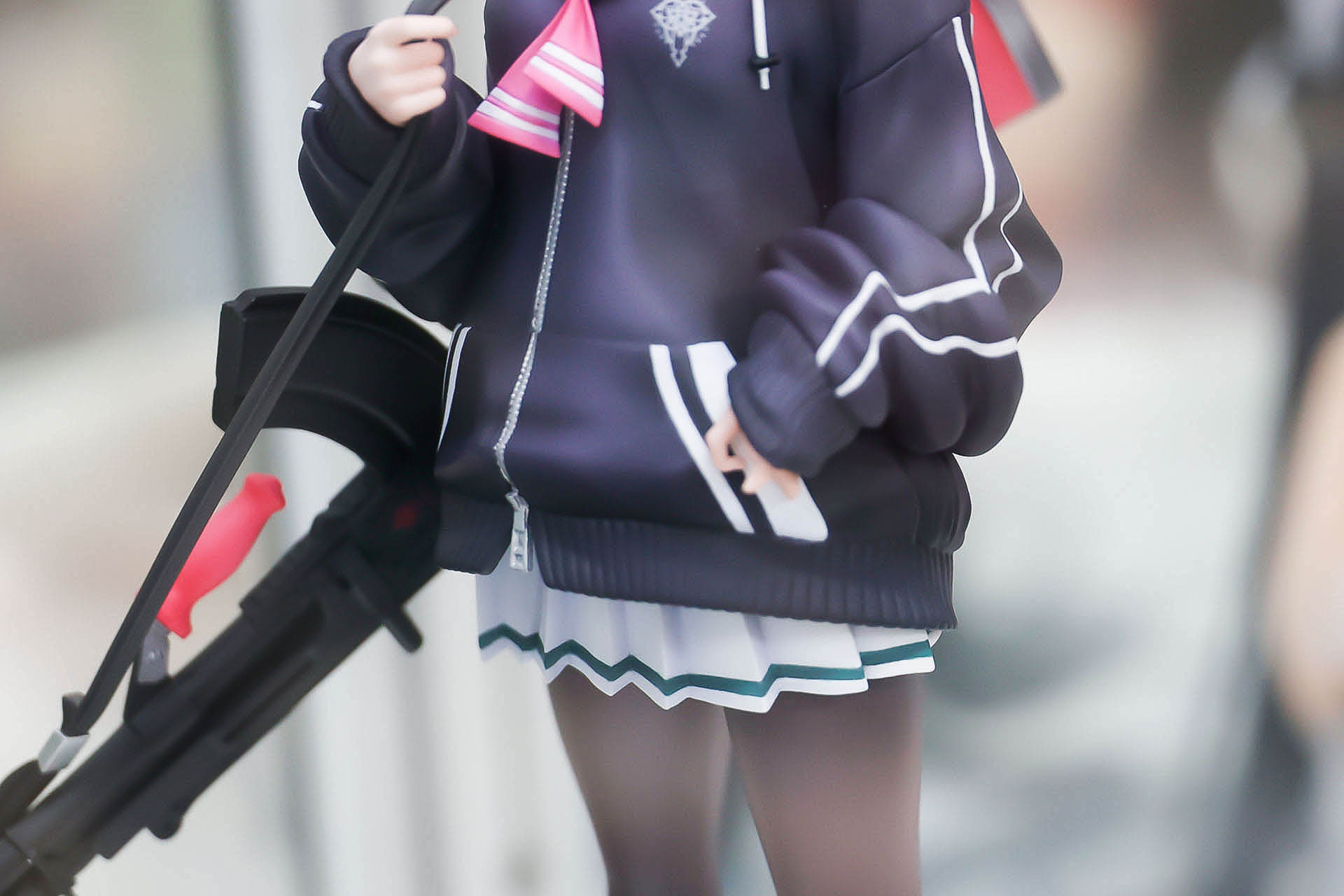 指のポーズも個性的だ