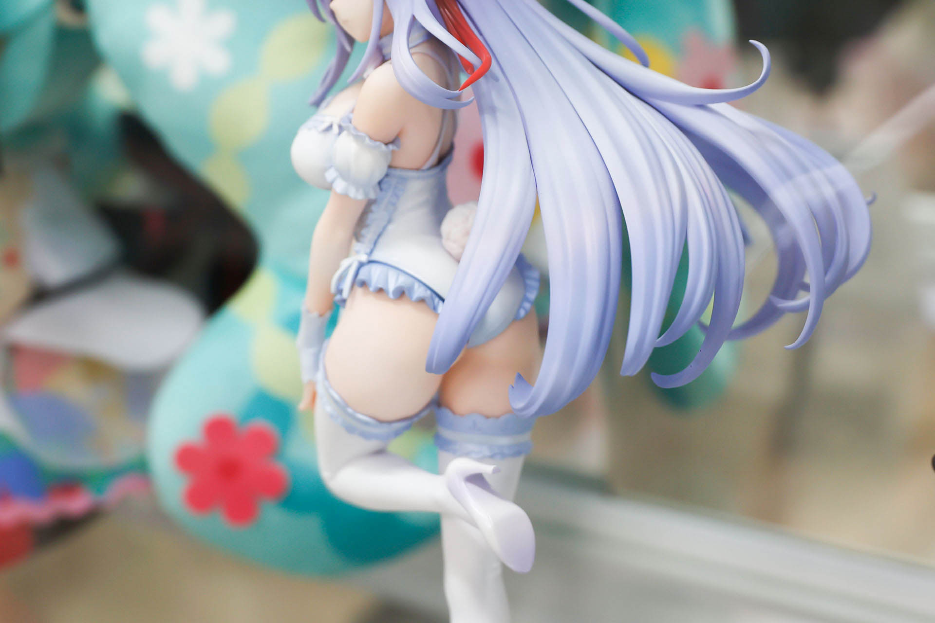 少し体をよじらせたポーズになっている