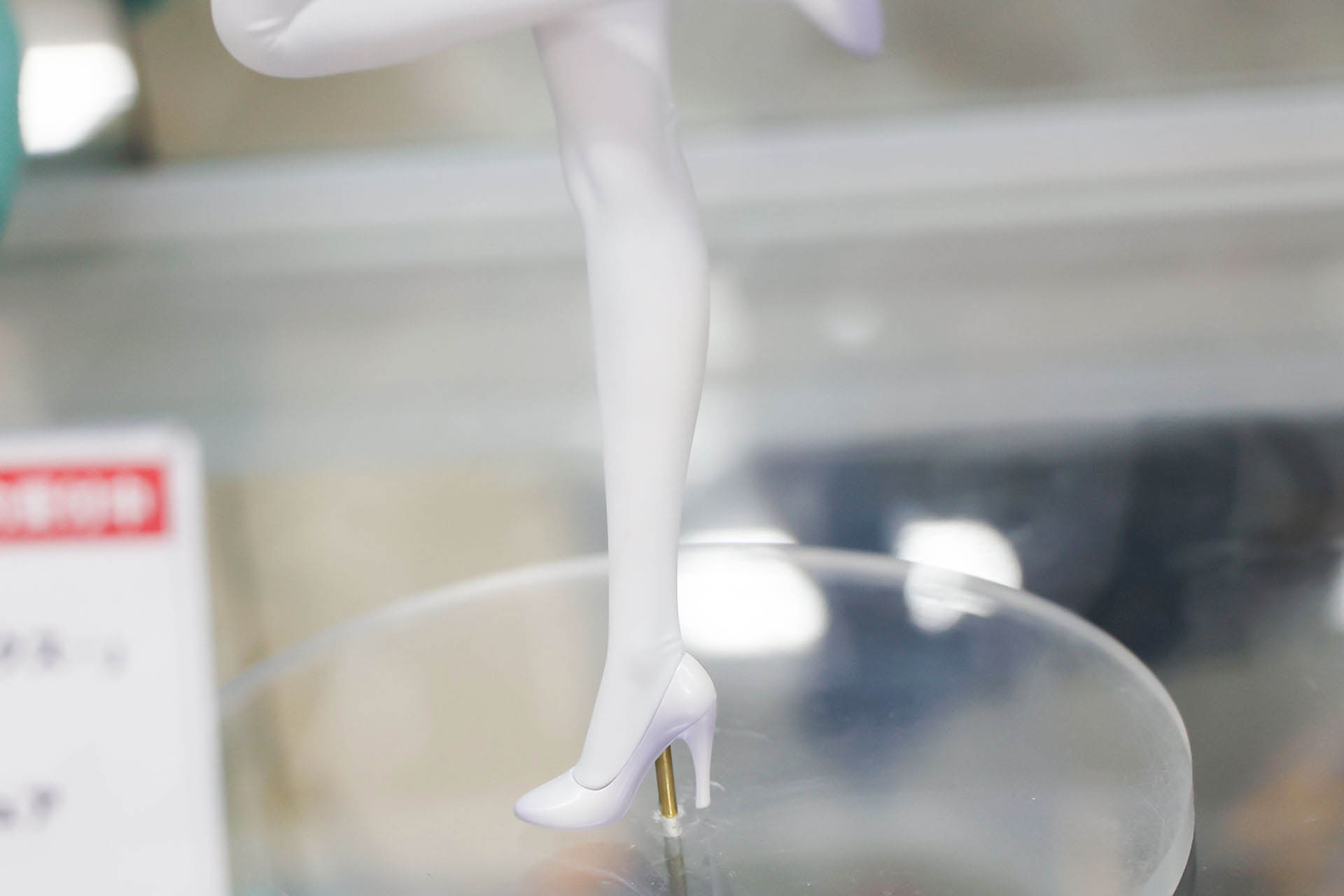 一体感のある見た目の白いタイツとパンプス