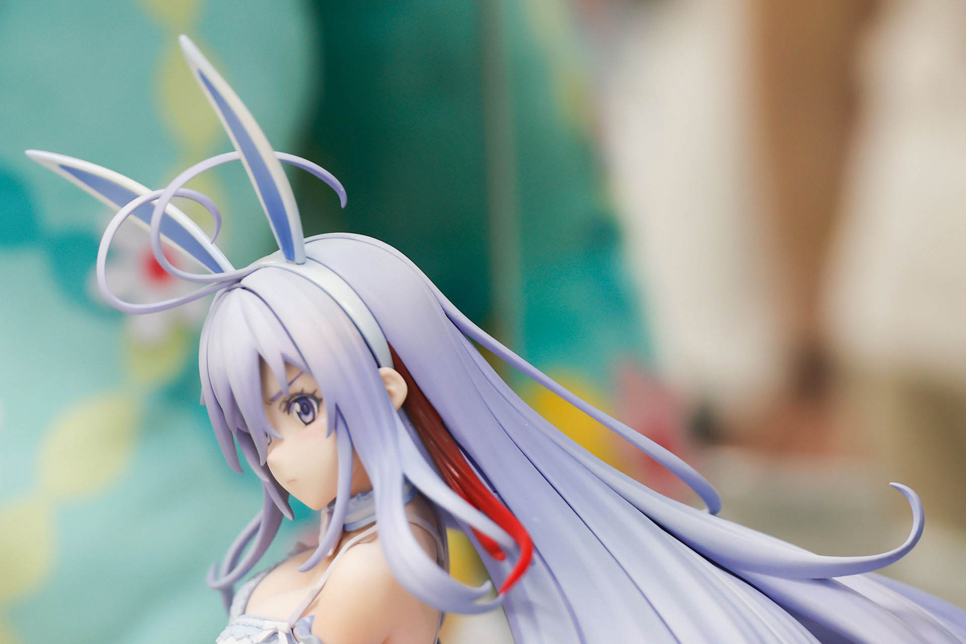 髪の一部は赤いポイントカラーで染められている