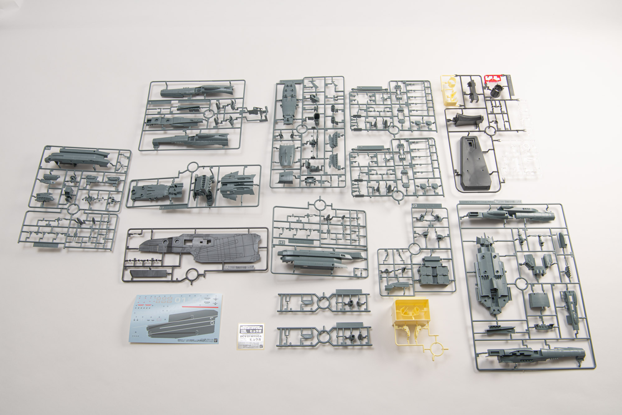 「1/1000 地球防衛軍 ヒュウガ級 戦闘航宙母艦 DCV-01ヒュウガ」キット一式