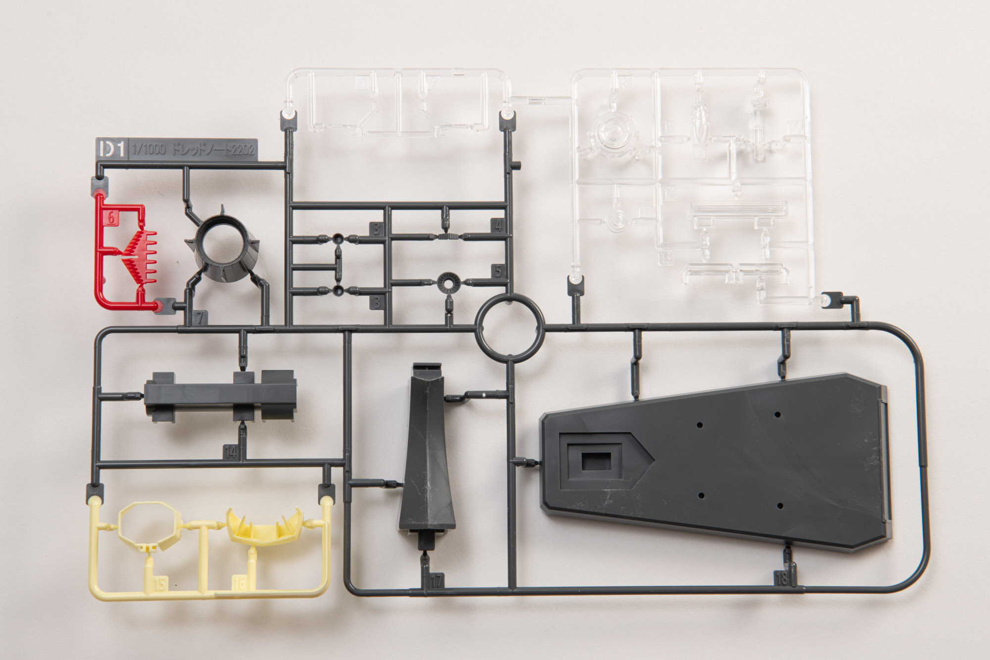 台座部分とクリアパーツ類。しっかりと色分けされている。