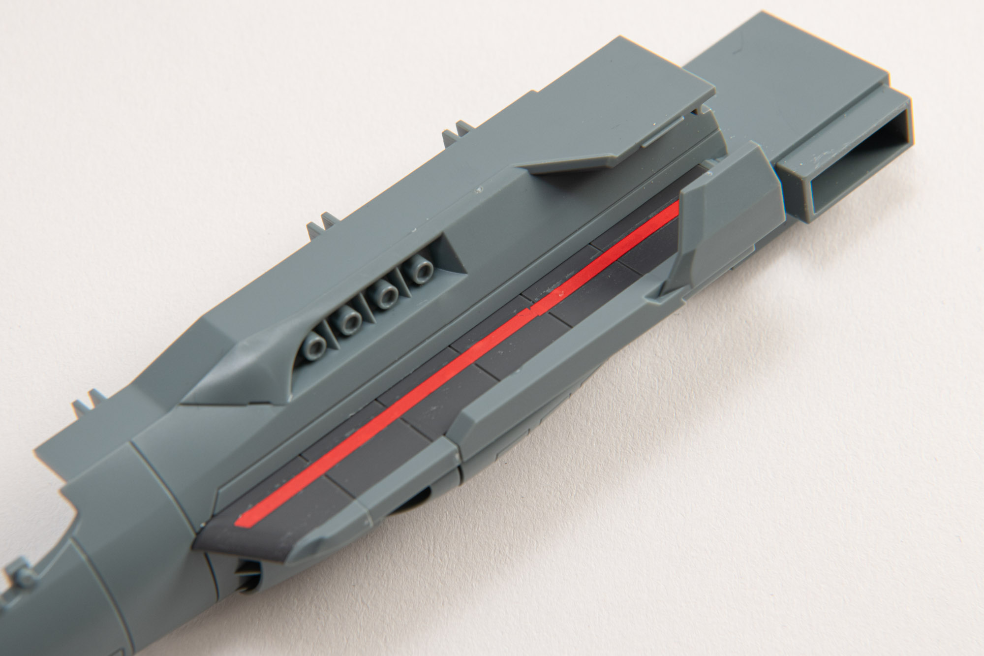 左側面の艦載機の射出口。デカールを貼ってラインを創出。