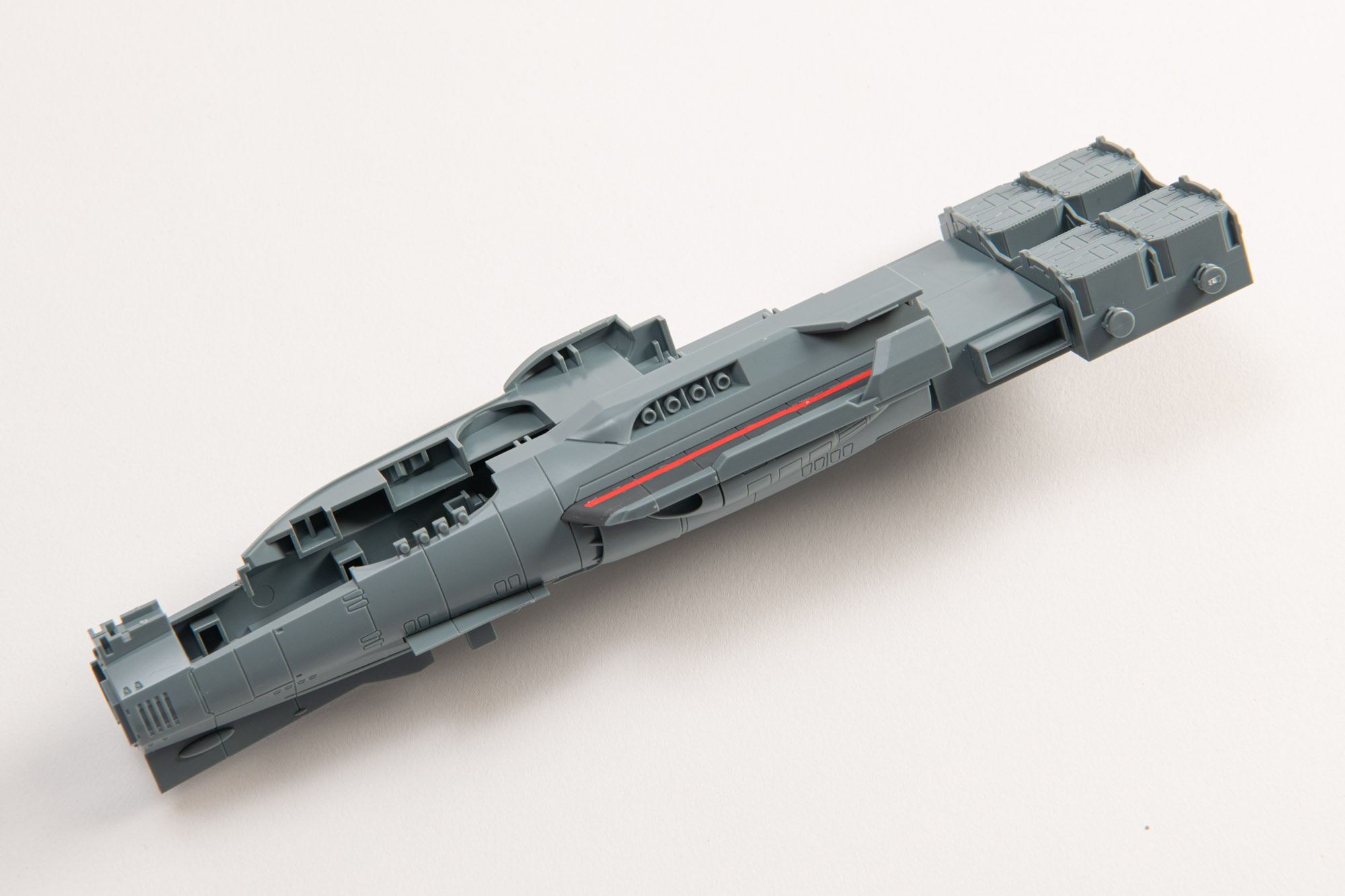 船体前方部が一部完成。先端部分の穴はLEDパーツを追加できる箇所も含まれている。