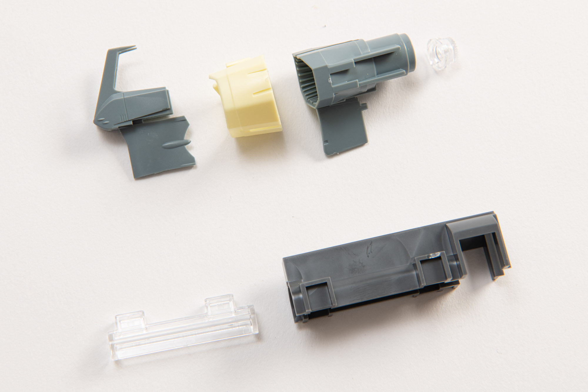 先端全景。アスカ級とは違いイエローの艦首となっている。