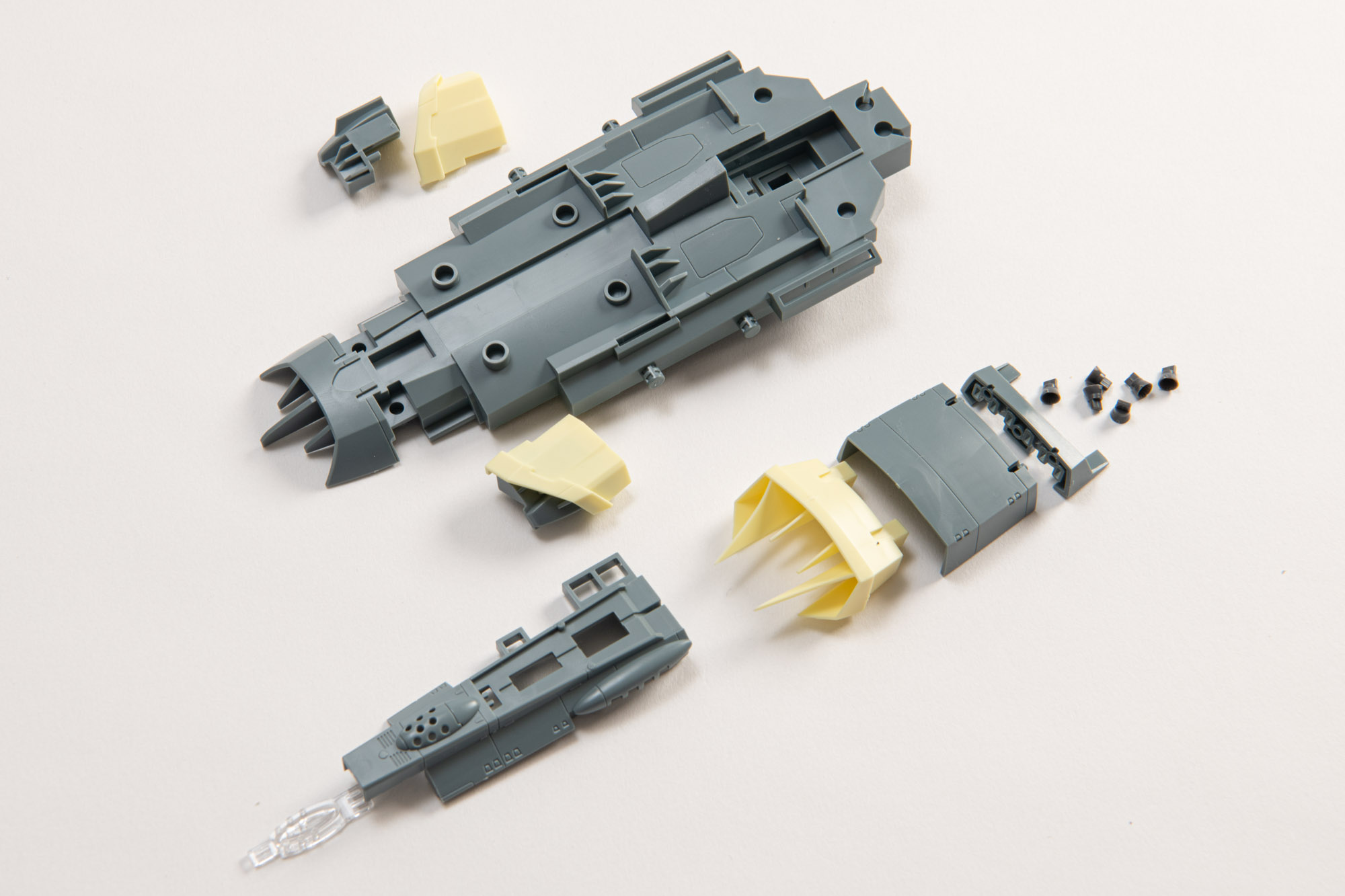 船体底面と艦首パーツ。淡いイエローが特徴で、グレー一色の船体にコントラストを添えている。