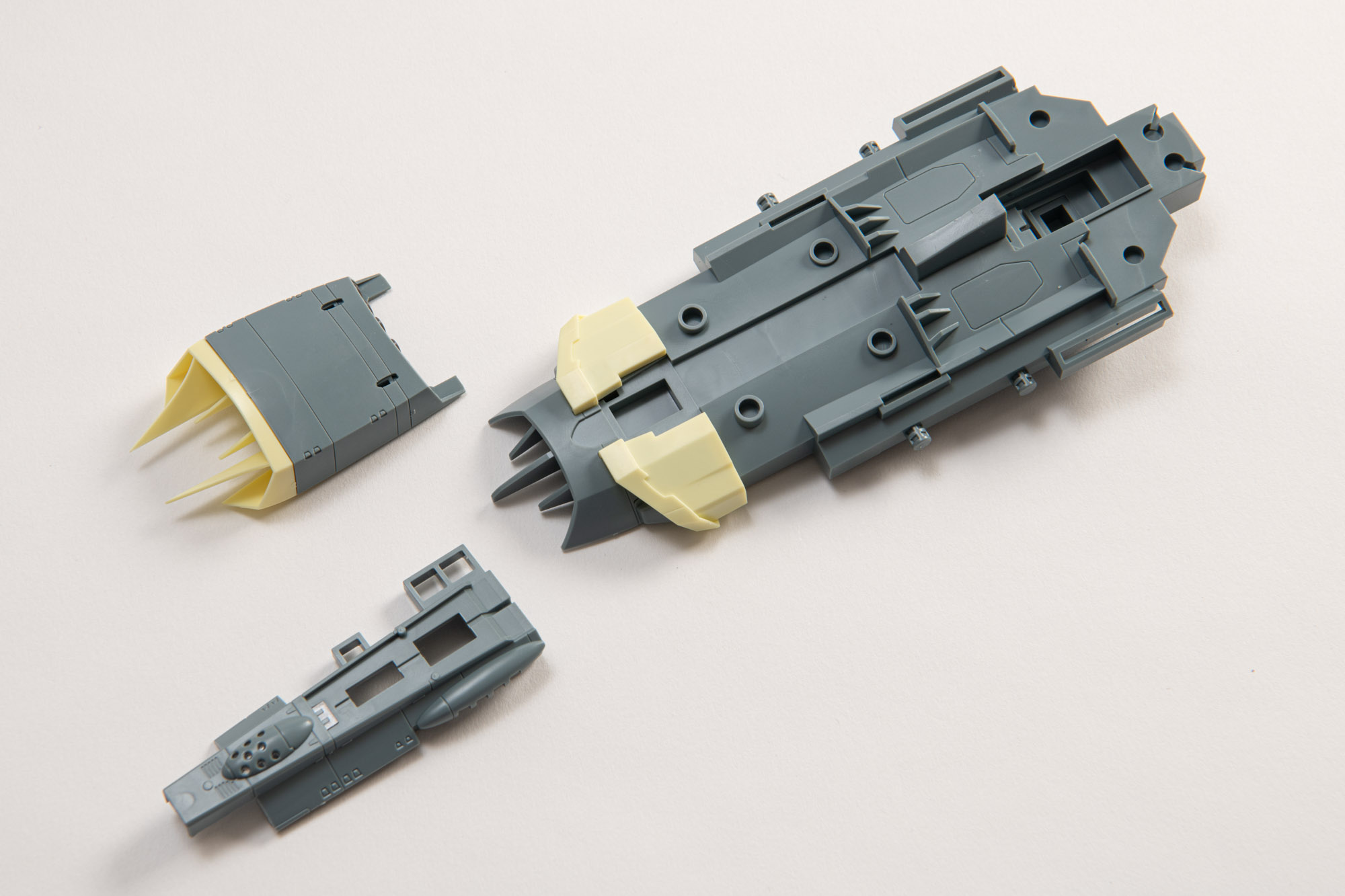 こちらも簡単に組み立てが可能で、見えづらい船底部も丁寧な作り込みになっている。