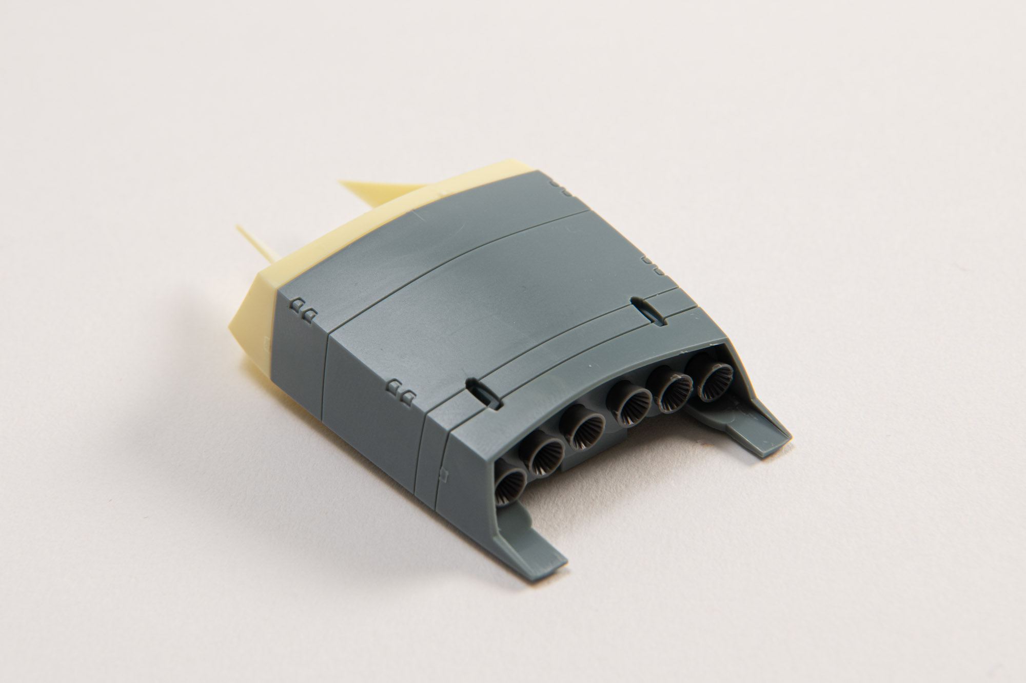 こちらも簡単に組み立てが可能で、見えづらい船底部も丁寧な作り込みになっている。