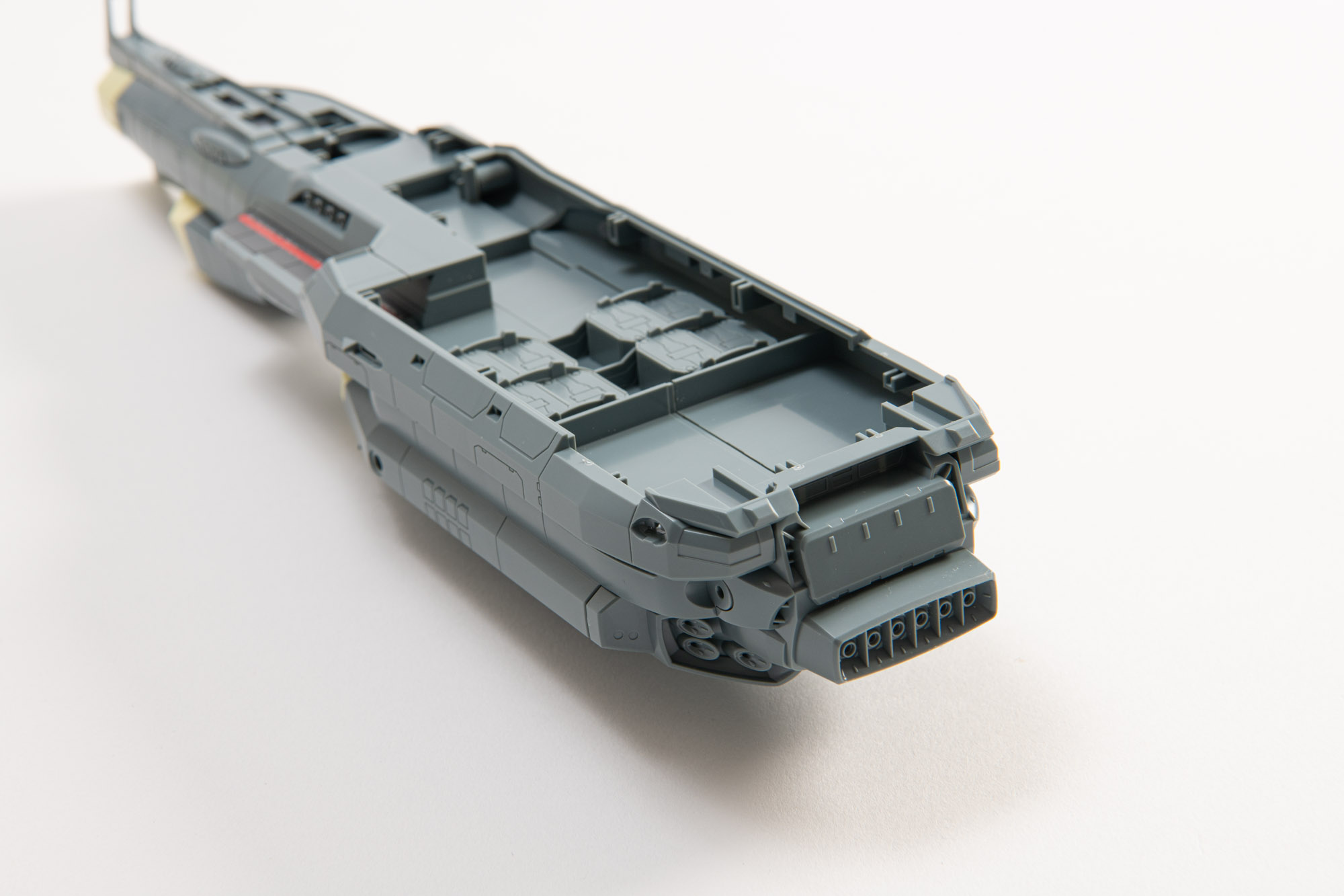 組み立てるとこのように格納庫を包む作りになる。後の工程で格納庫は隠れてしまうが、内部まで作り込まれているのが嬉しいところ。