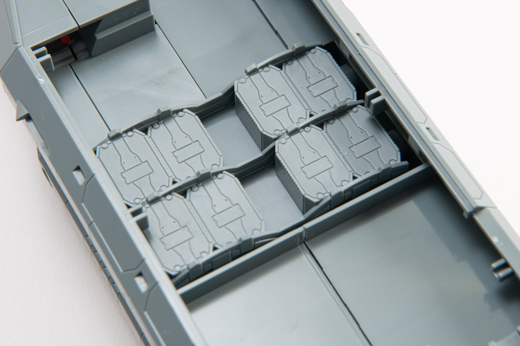 組み立てるとこのように格納庫を包む作りになる。後の工程で格納庫は隠れてしまうが、内部まで作り込まれているのが嬉しいところ。