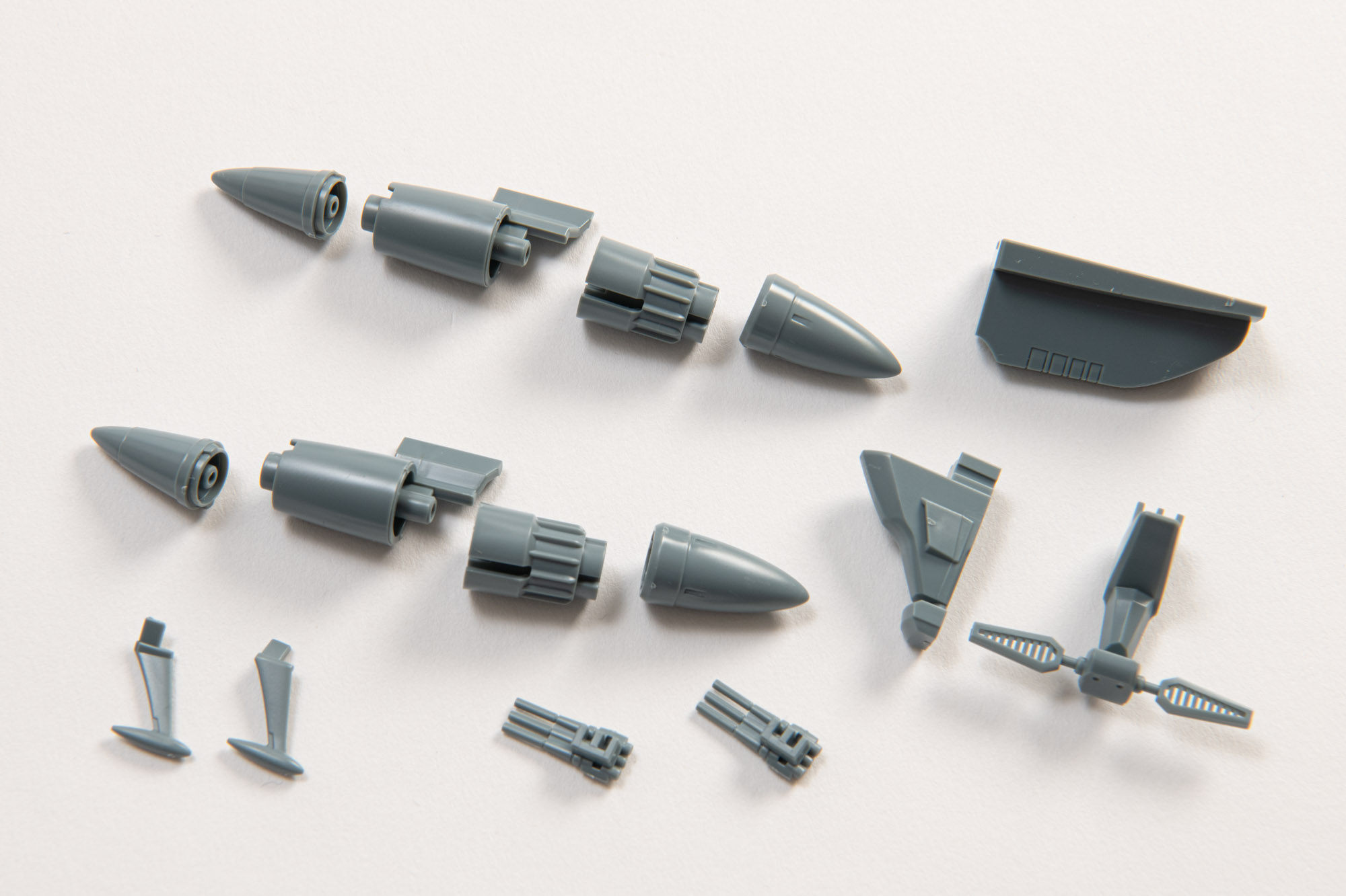 底面部の武装を組み立てていく。細かいパーツがあるので丁寧に取り扱う。