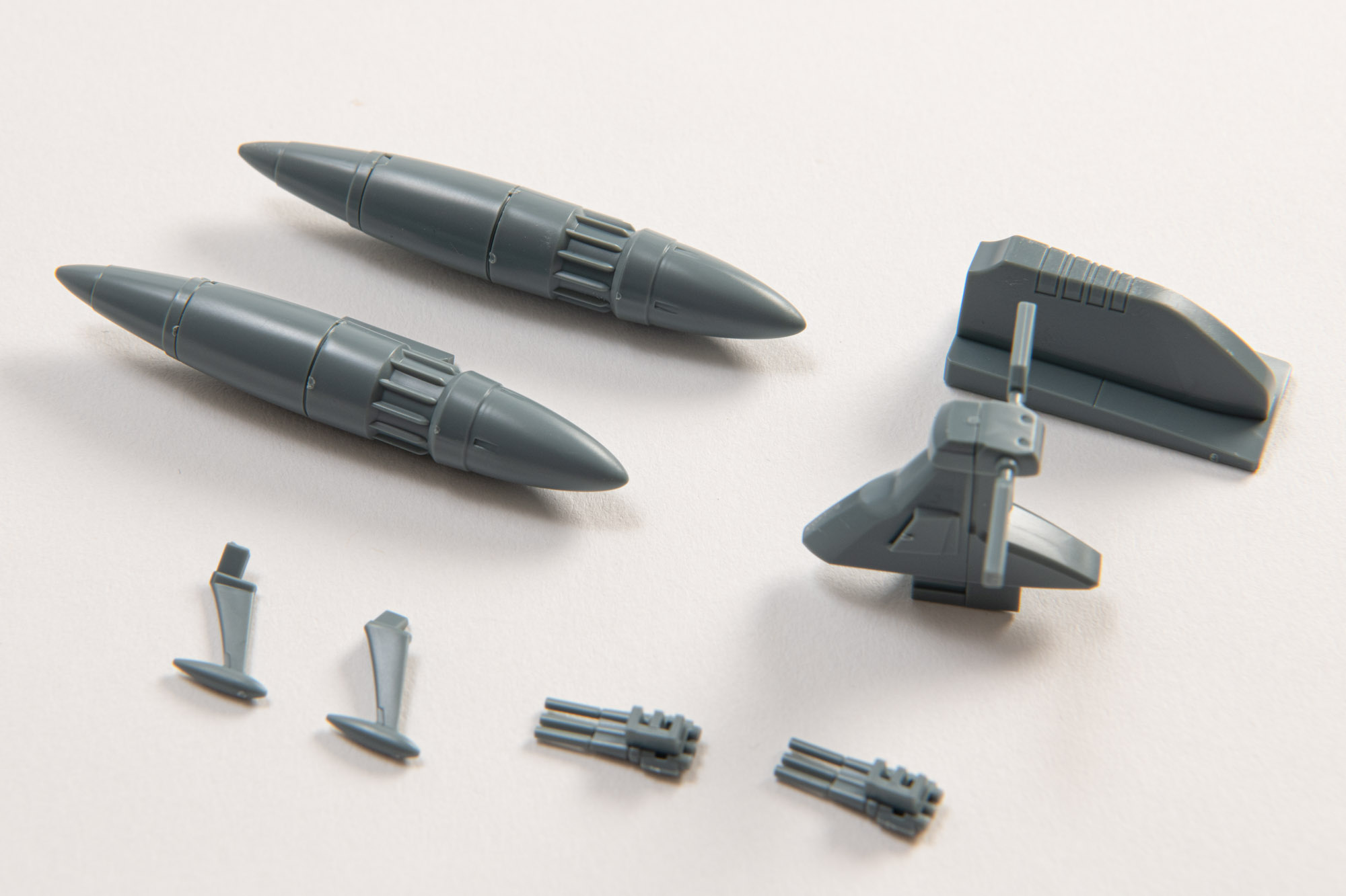 艦橋、スラスター、四連装魚雷を取り付け、底面部の完成度を増していく。