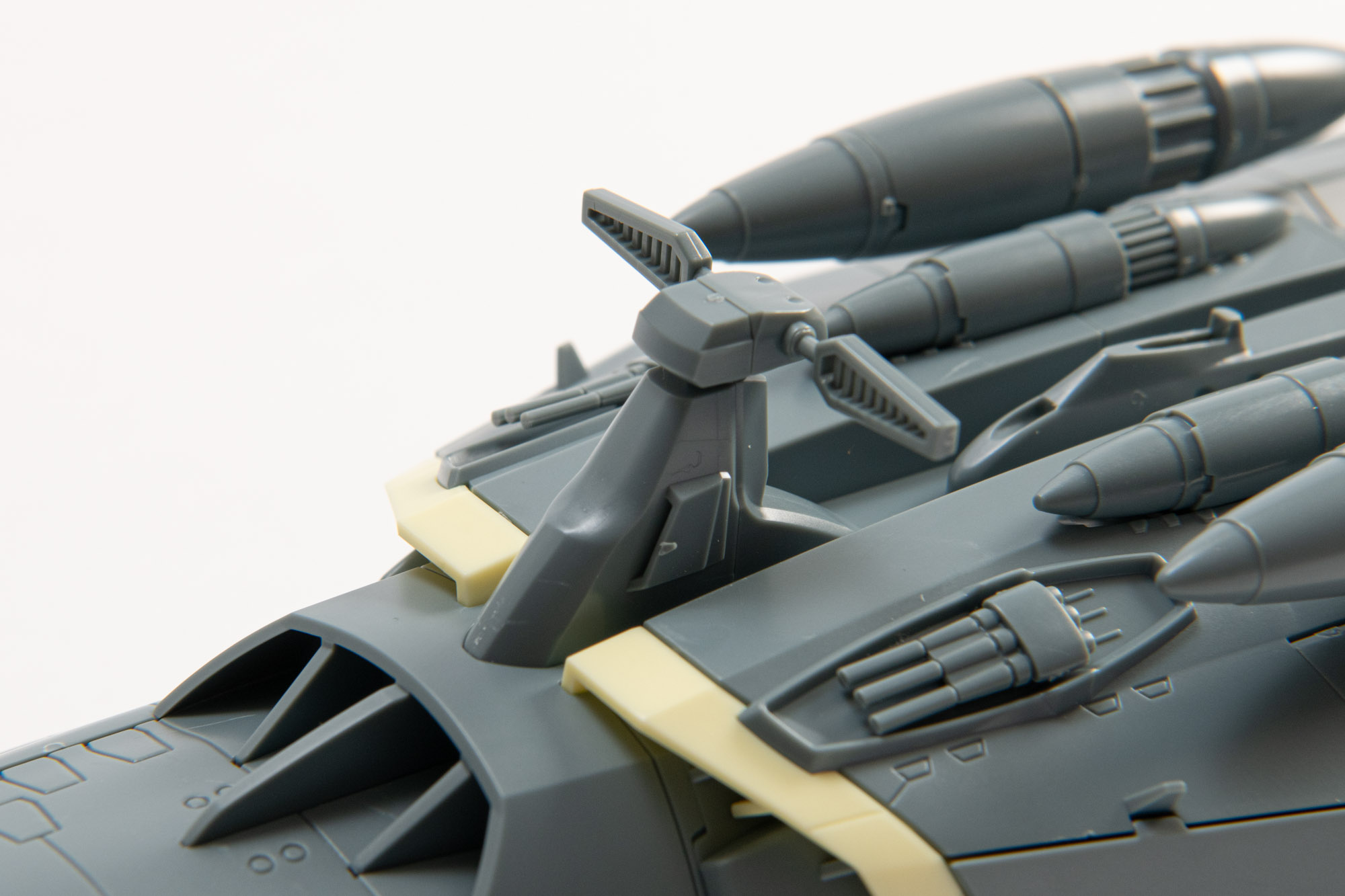 艦橋、スラスター、四連装魚雷を取り付け、底面部の完成度を増していく。