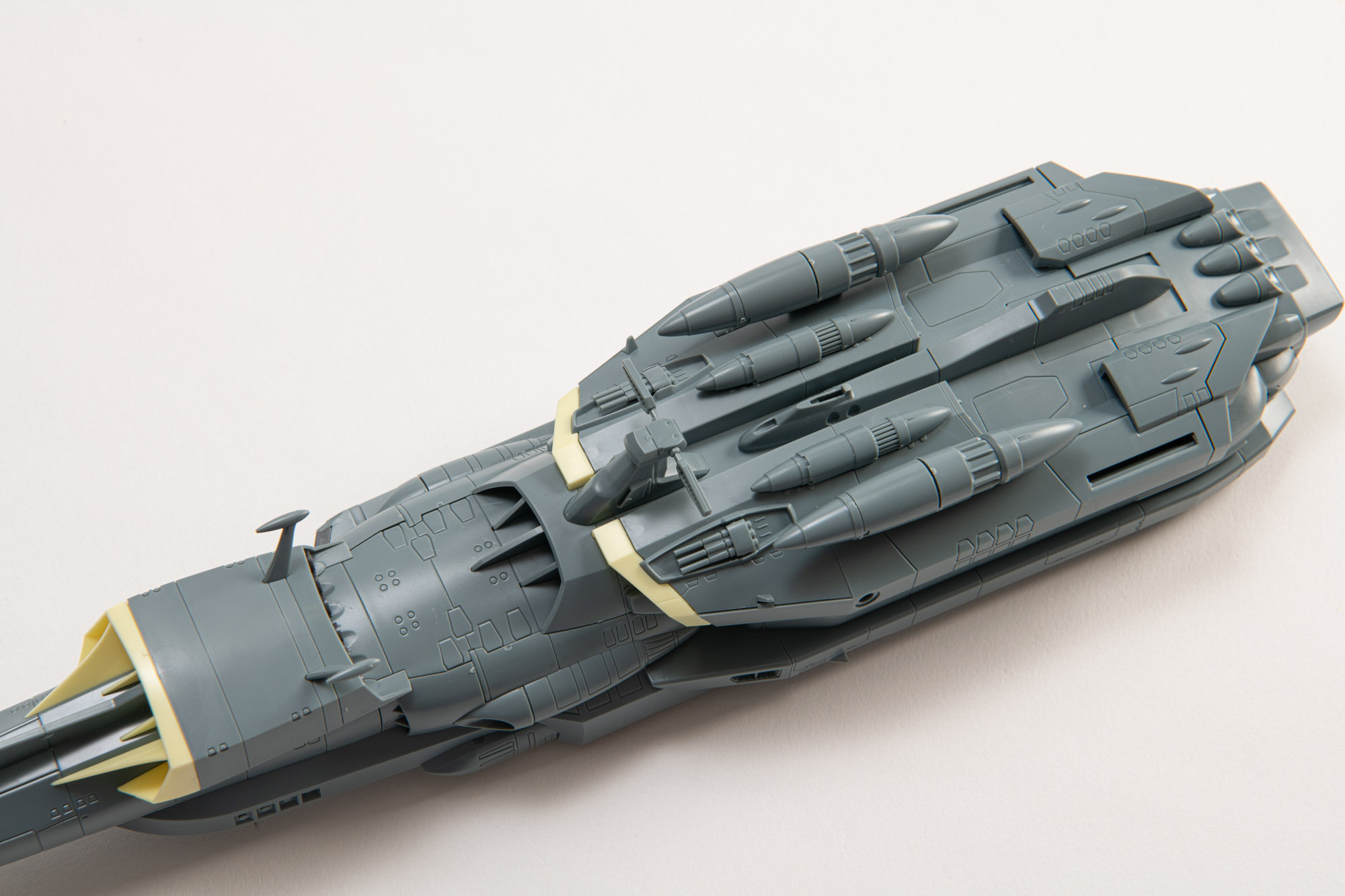 艦橋、スラスター、四連装魚雷を取り付け、底面部の完成度を増していく。