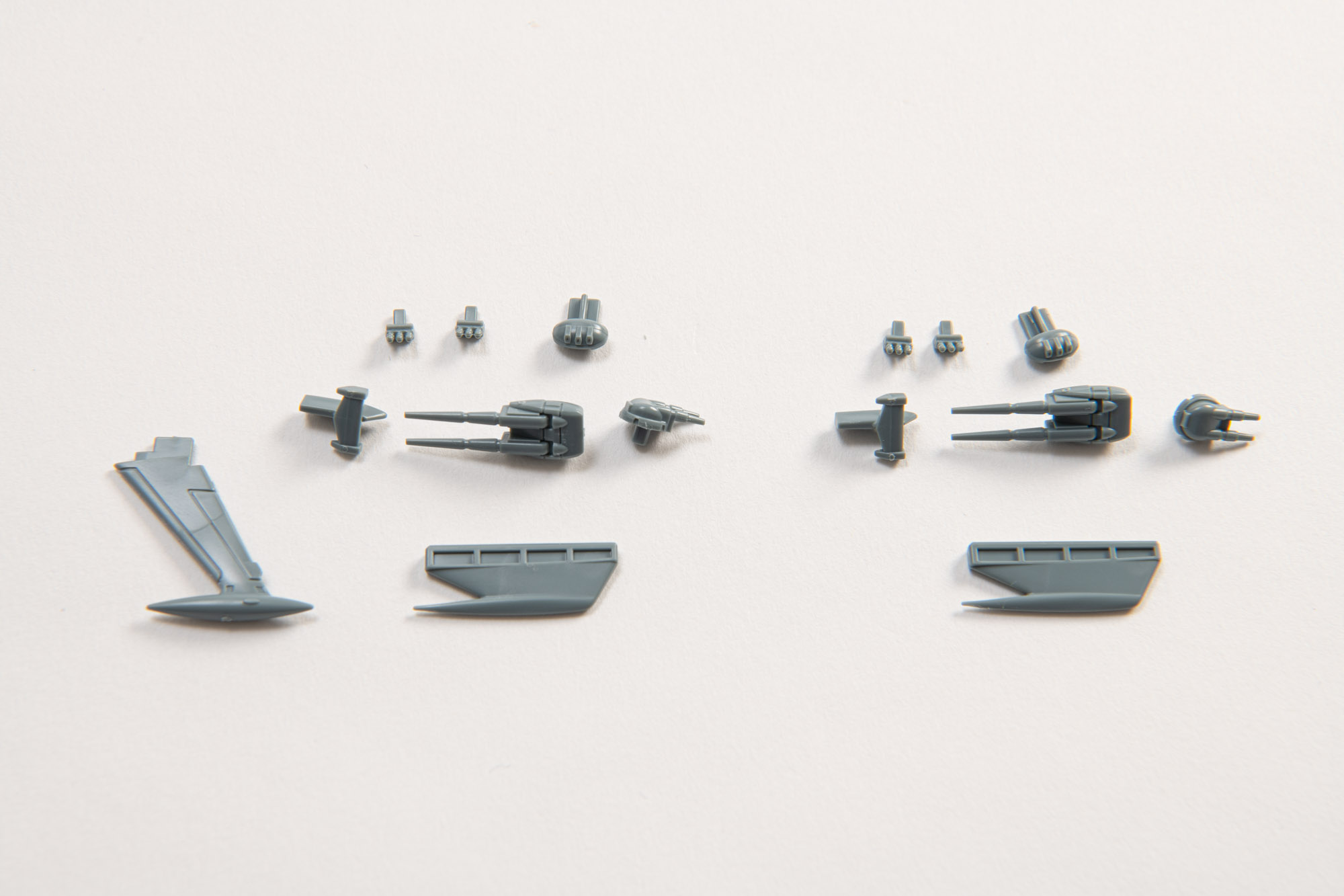 船体側面の武装を組み立てる。小さいパーツだが、この情報量。