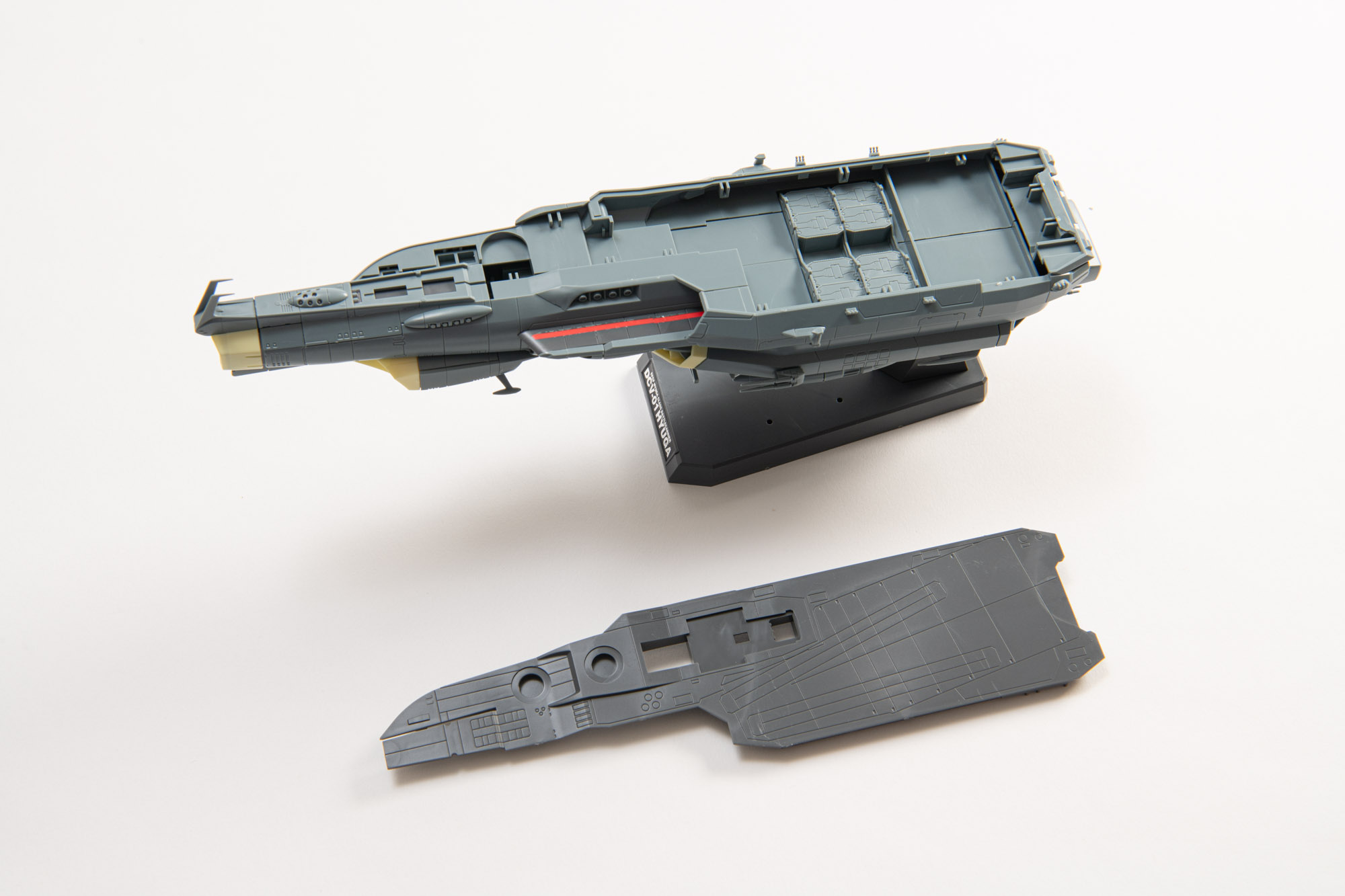 最後に甲板。1つのパーツでこのサイズ。そして隠れる格納庫。はめる瞬間はドキドキしてしまった。