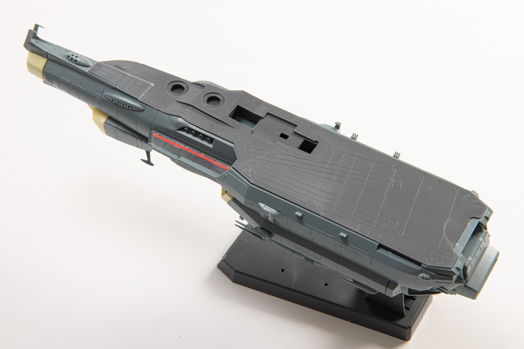 一発で綺麗にはまった。甲板を取り付けたら船体が完成。