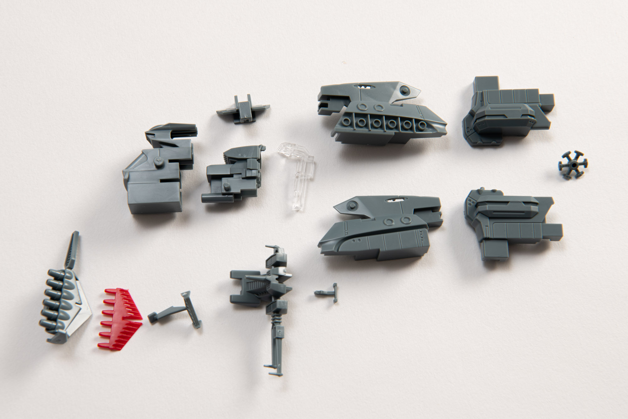 艦橋パーツの全景。レーダーの左右非対称な感じが空母の特徴を捉えていて感動。モールドの線の細さにもワクワクした。