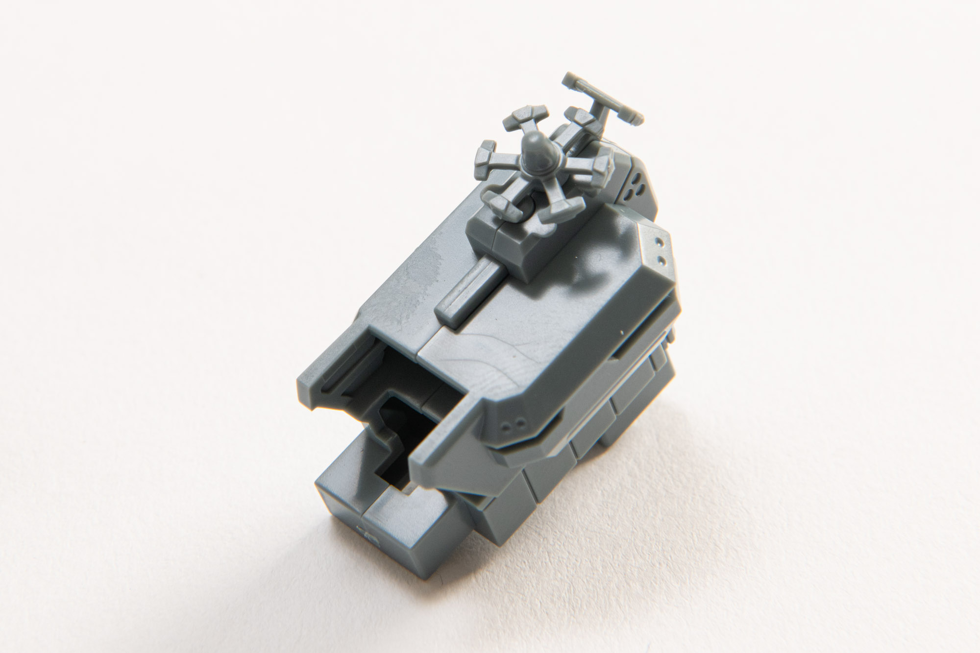 艦橋は前後で分かれていてそれをはめ込むようになっている。