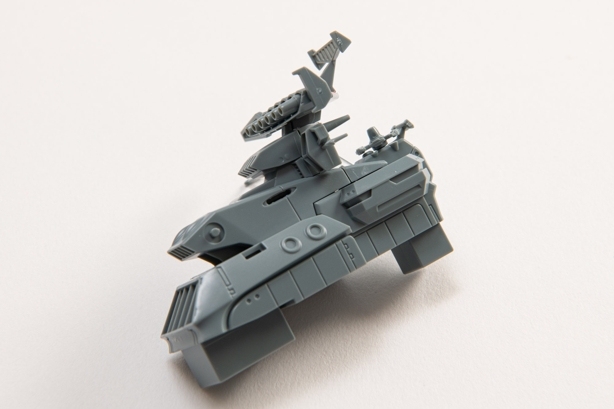 艦橋部全景。レーダー類の細かさや、後方の赤いパーツがよりディテールを引き立てている。