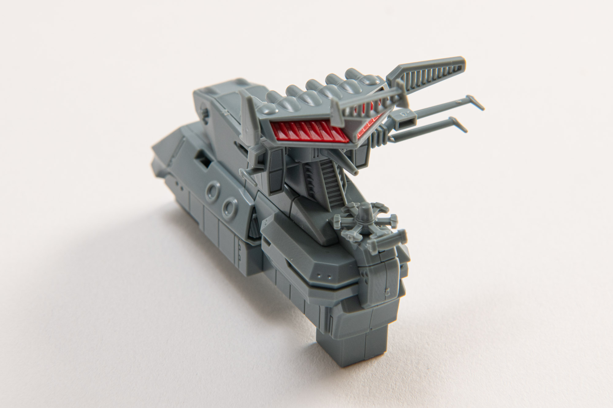 艦橋部全景。レーダー類の細かさや、後方の赤いパーツがよりディテールを引き立てている。