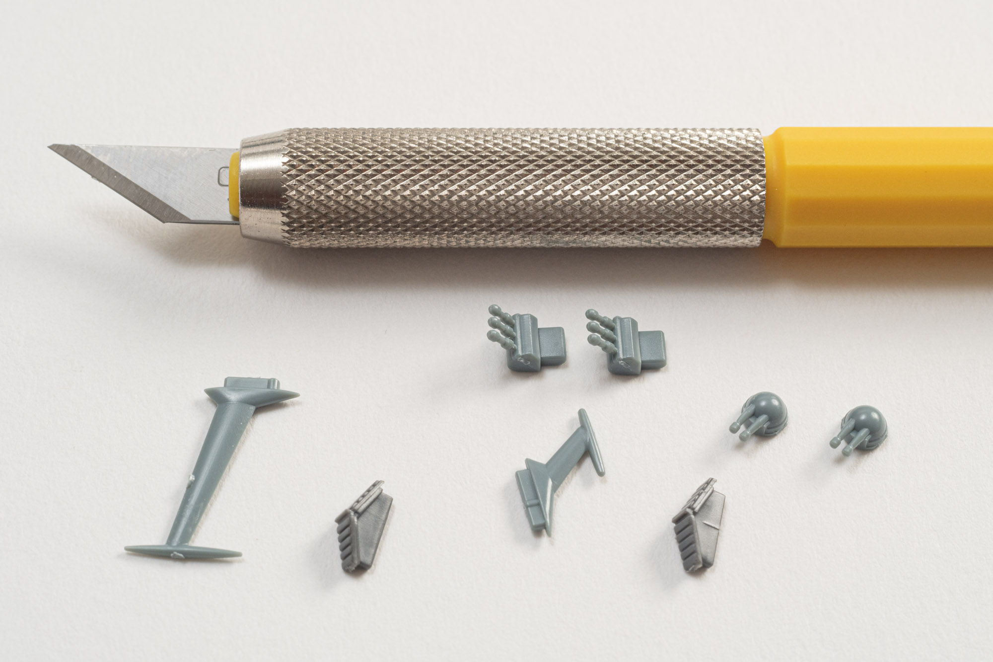 最後に艦橋の武装を取り付けていくのだが、一番細かいパーツになるので紛失に注意だ。