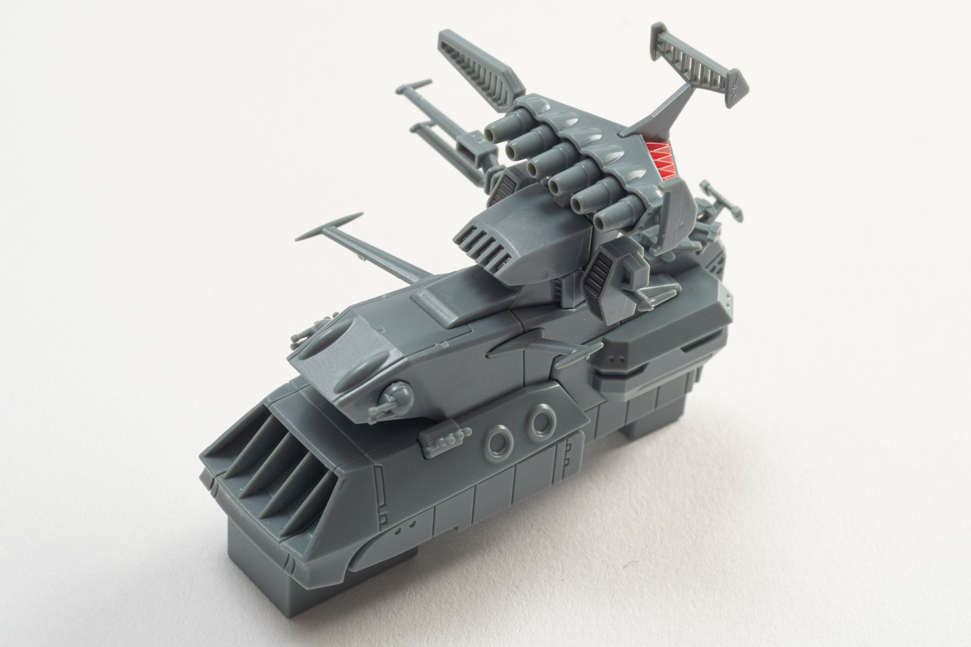 取り付け後はこのようになる。前方の砲台は可動部となる。完成しても、最後まで気を抜かないように注意したい。