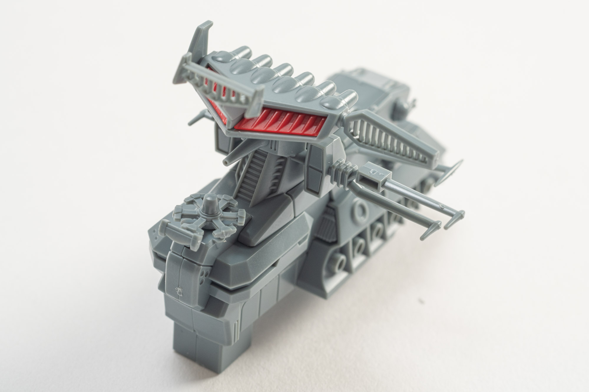 取り付け後はこのようになる。前方の砲台は可動部となる。完成しても、最後まで気を抜かないように注意したい。