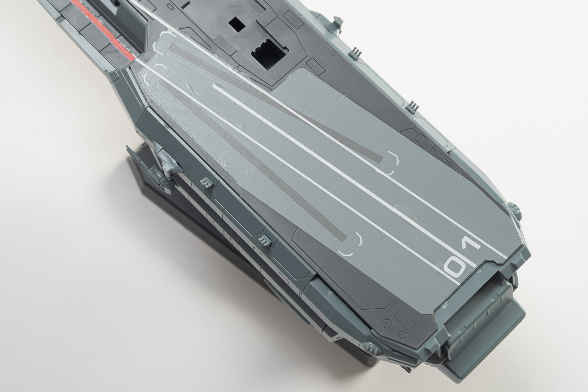 最後に甲板のデカールを貼っていく。細い部分を切らないように注意。