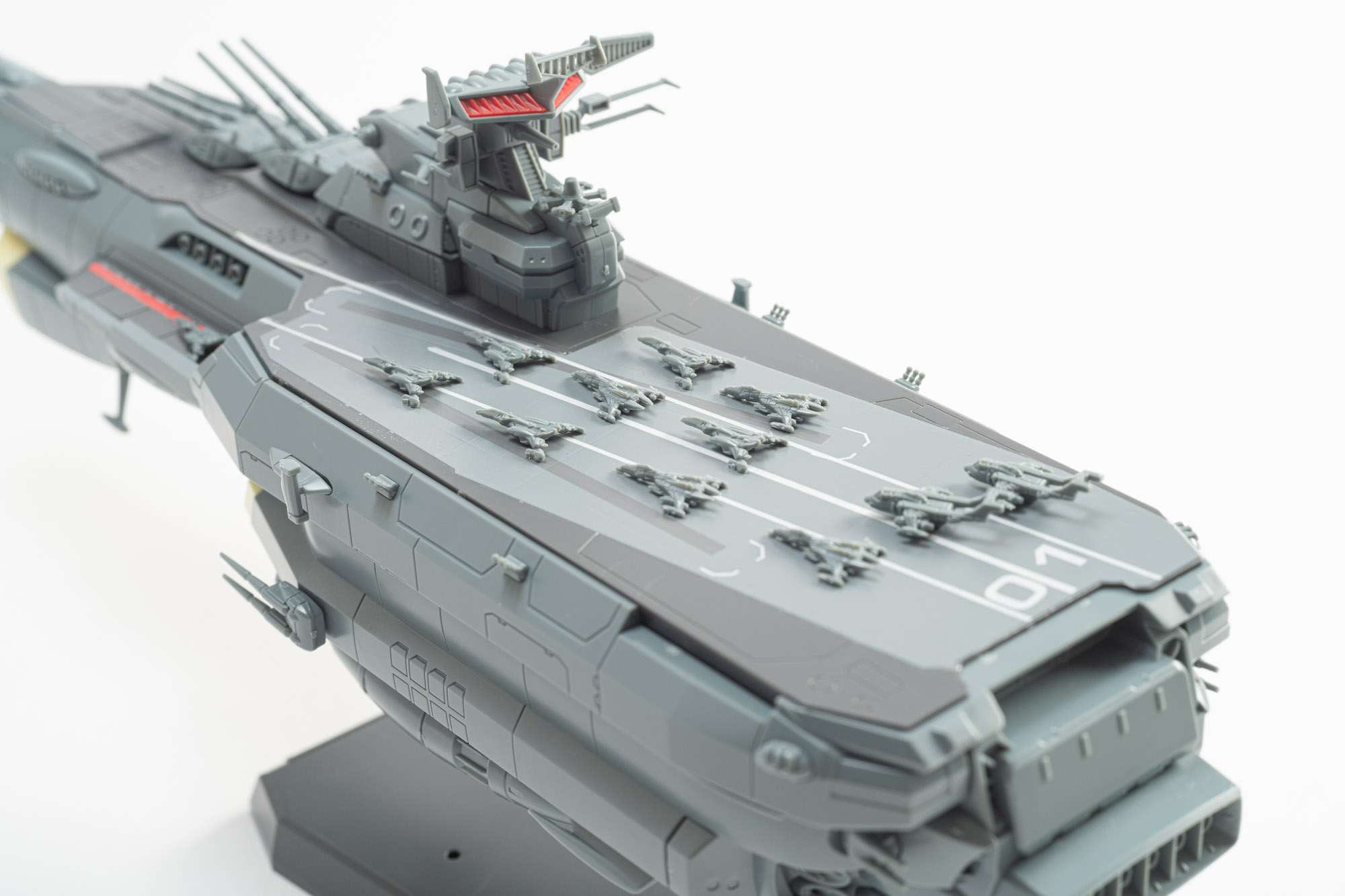 付属の艦載機12機をすべて乗せることのできる広大な甲板。もちろん自分の理想の編隊を載せて位置を調整するだけでも楽しい。