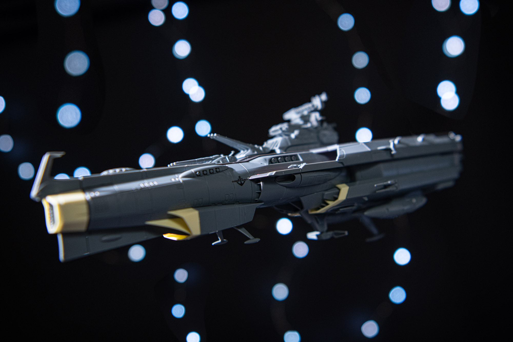 宇宙を航行するヒュウガ級。