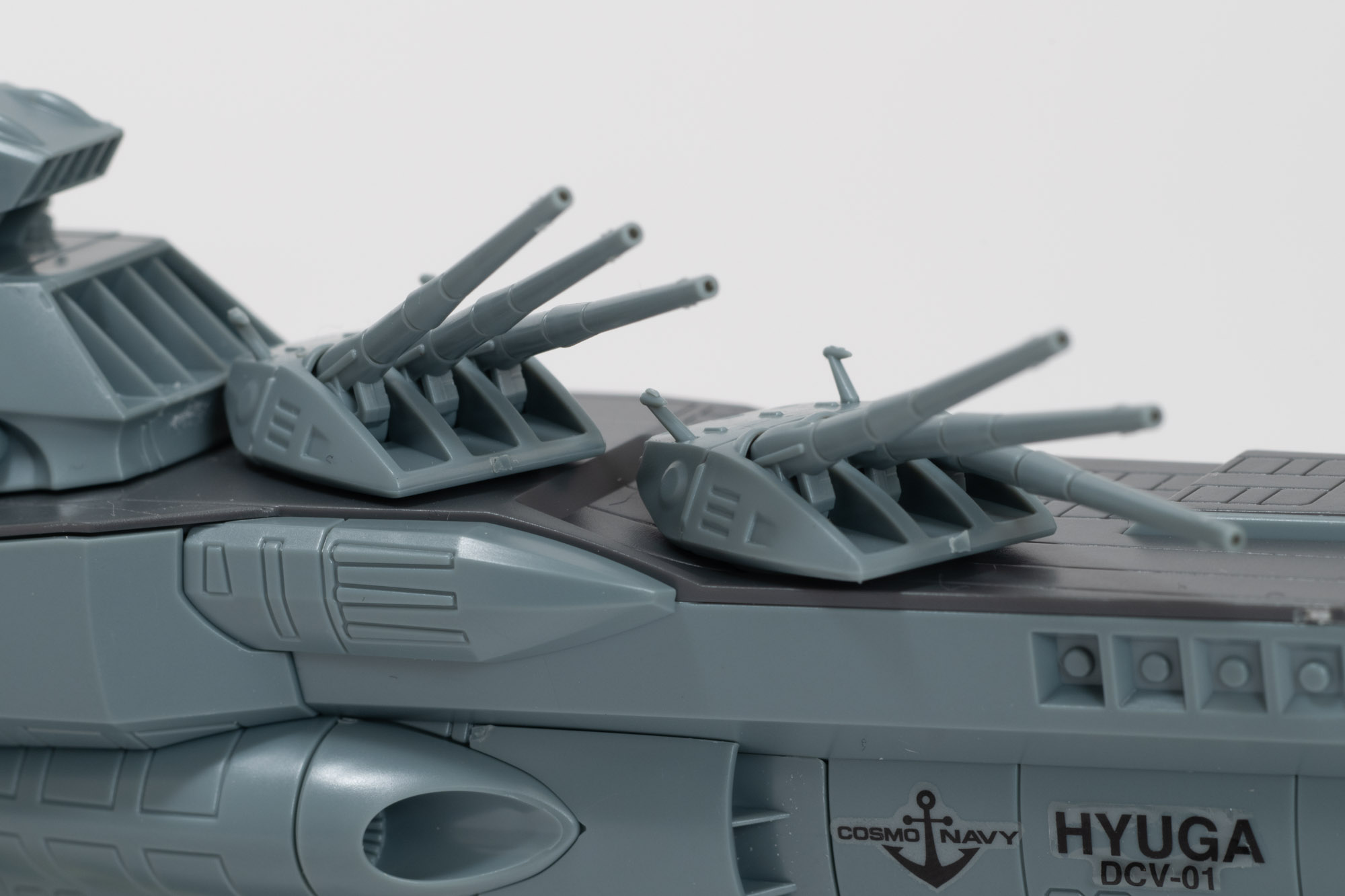 30.5センチ三連装収束圧縮型衝撃波砲塔はキットの中では小さいパーツだが、その存在感は非常に大きい。動きもしっかり付けられるし、綺麗に砲身を揃えることもできる。