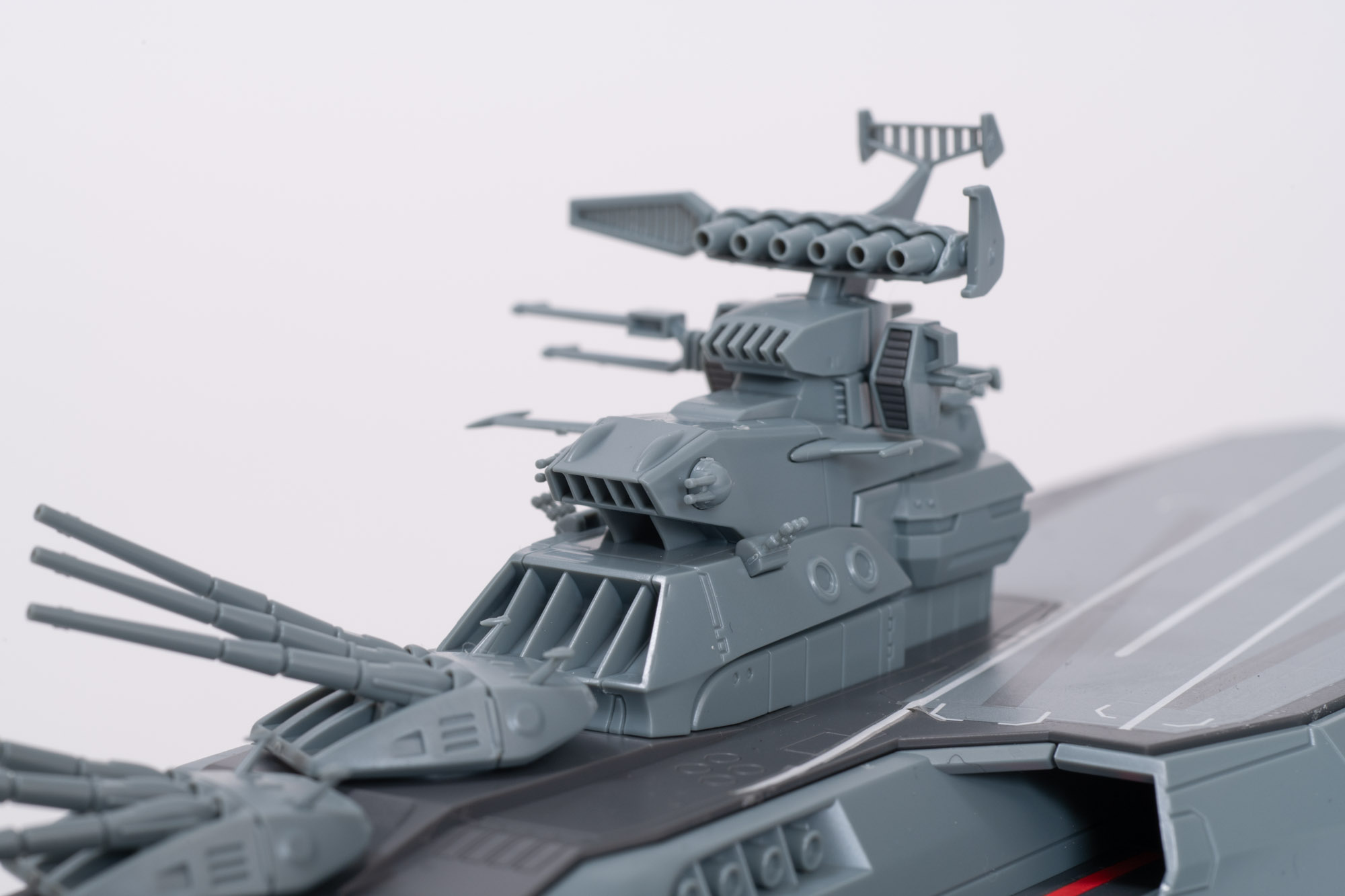 可動砲身やレーダー類の緻密なディテールに目を奪われる。