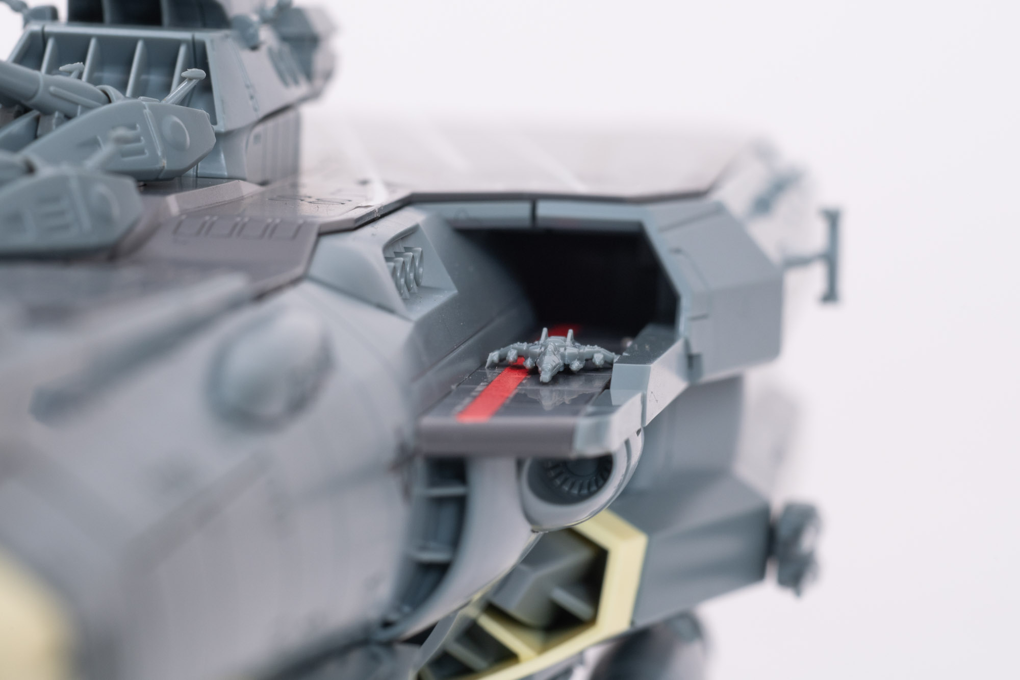 格納庫から射出される艦載機も再現できる。このギミックは非常に嬉しい。