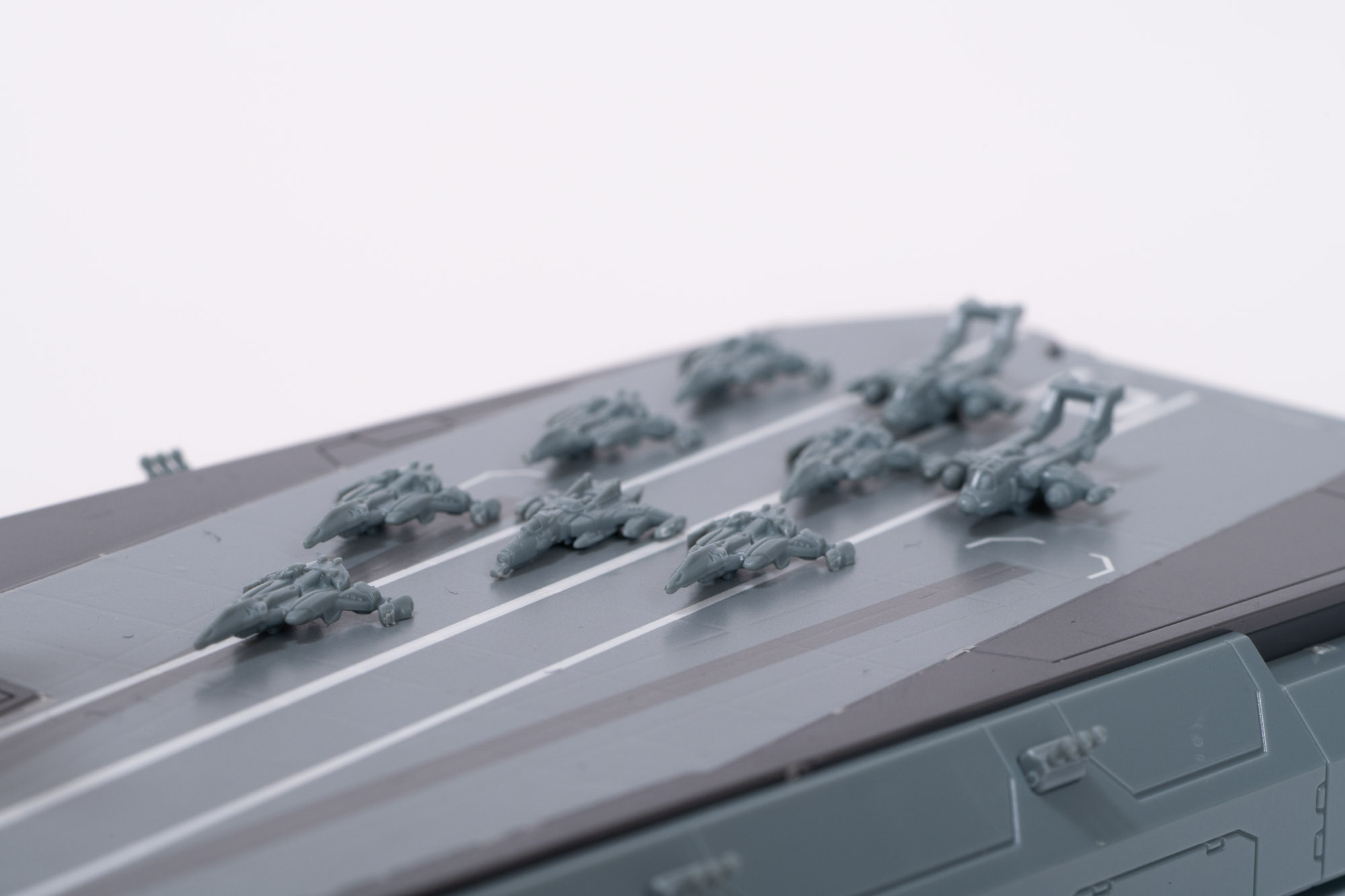 広々とした後部甲板には付属の艦載機を展開できる。