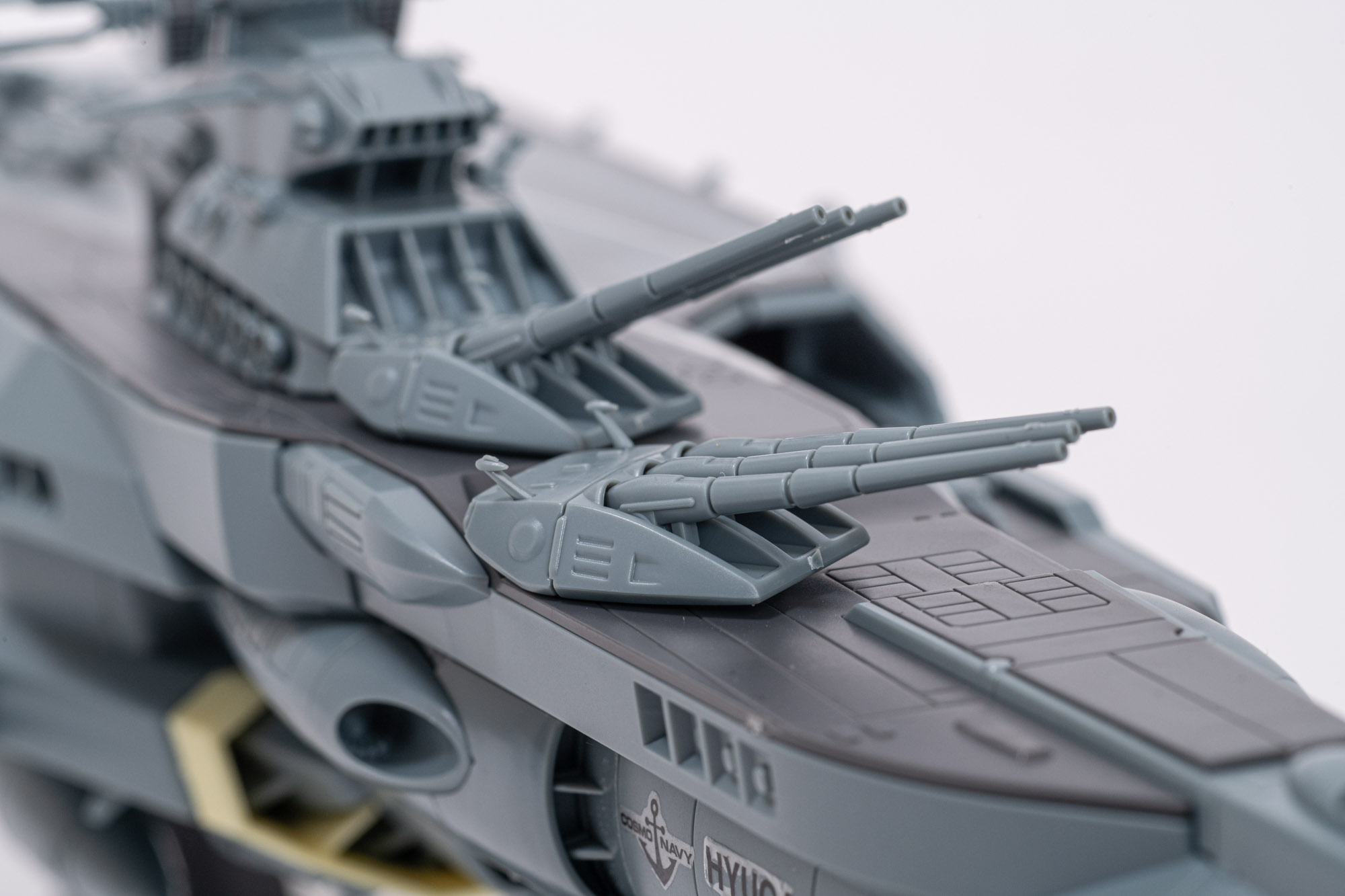 30.5センチ三連装収束圧縮型衝撃波砲塔はキットの中では小さいパーツだが、その存在感は非常に大きい。動きもしっかり付けられるし、綺麗に砲身を揃えることもできる。