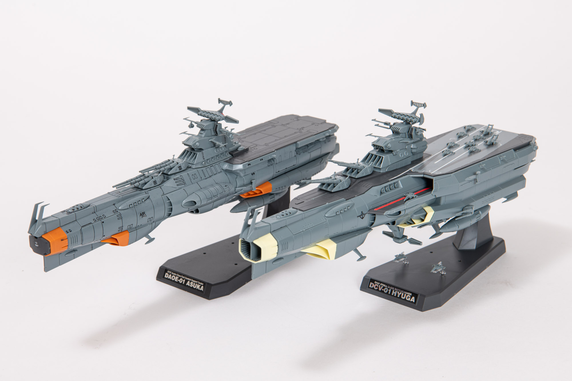 「1/1000 地球防衛軍アスカ級補給母艦/強襲揚陸艦 DX」を並べて、アスカ級との比較もしてみよう。なお、このアスカ級にはスミ入れをしている。