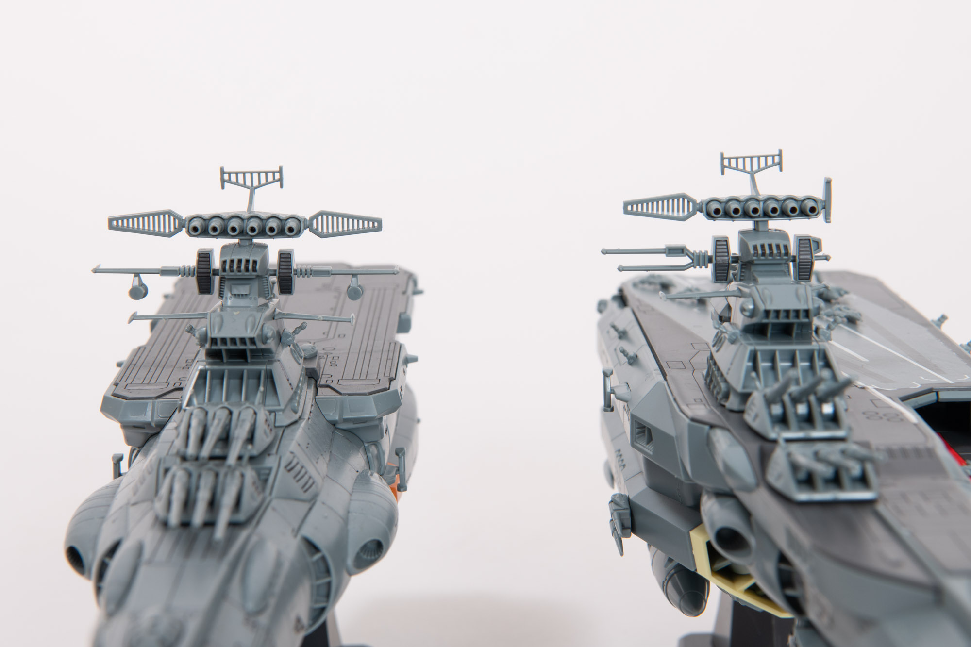 艦橋も左右対称のアスカ級に対して右側が短く左右非対称になっている。甲板を広く使うための設計だろうか。