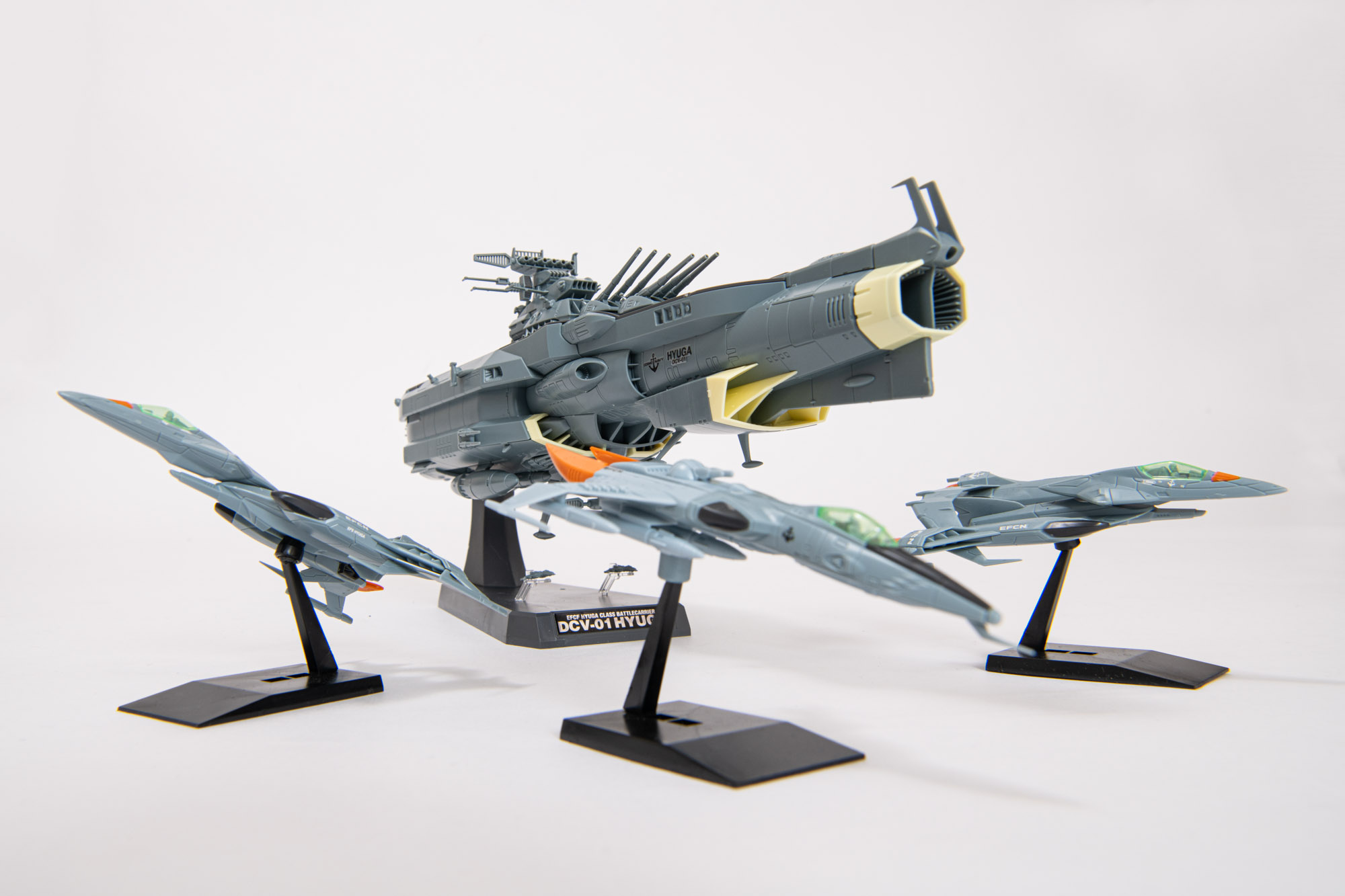 スケールは異なるが、艦載機と飾るのも面白い。