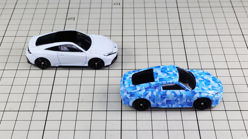 リア：後ろへ向かって絞りこまれていくリアウインドウが特徴的です