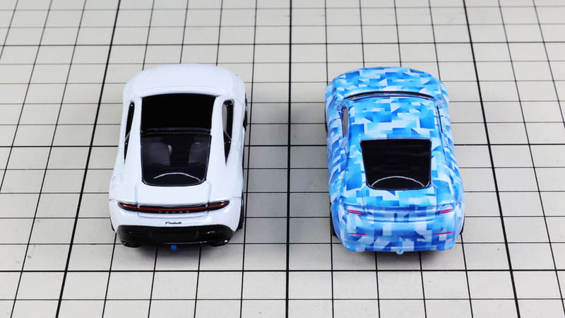 リア：後ろへ向かって絞りこまれていくリアウインドウが特徴的です