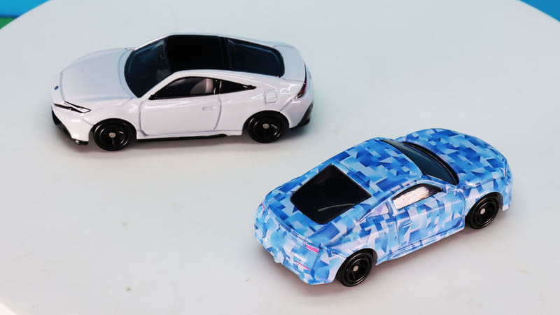 ホワイトはルーフの上部がブラックアウト化されています