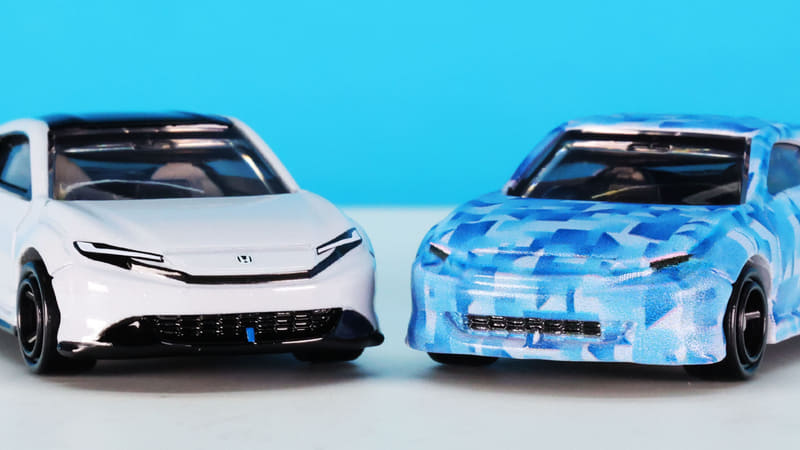 フロントとリアのバンパー中央にある青いアクセントカラーを塗装で再現しています