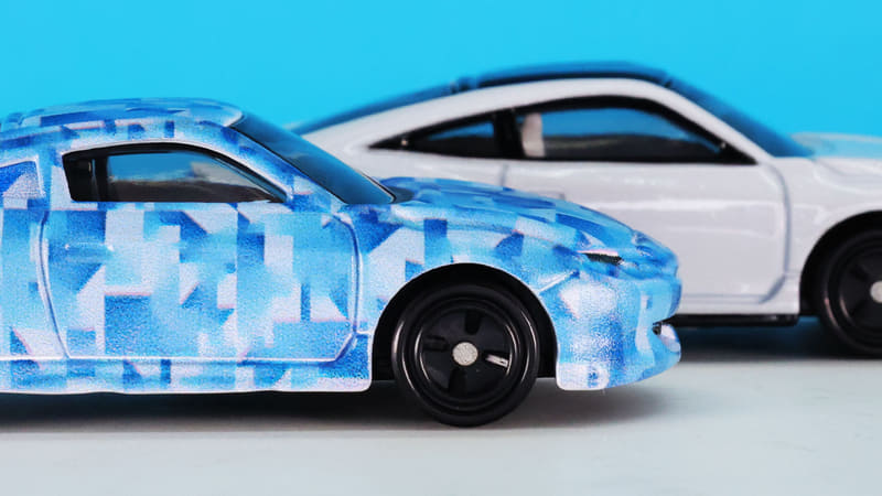 ヘッドライトのデイタイムランプを塗装で再現していてシャープな顔つきです