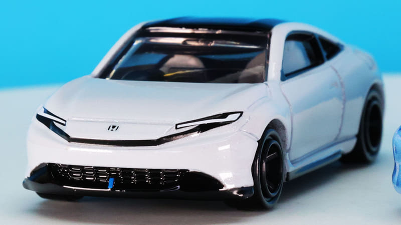 ヘッドライトのデイタイムランプを塗装で再現していてシャープな顔つきです