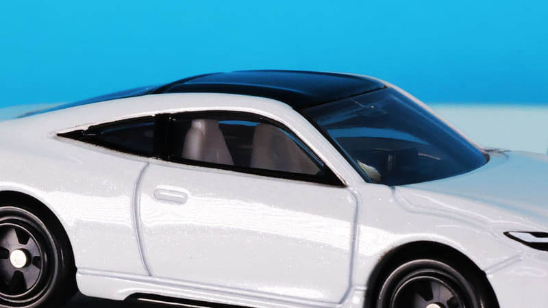 垂れ下がるように低いノーズ先端とアンダーリップのディテールを魅せてくれます