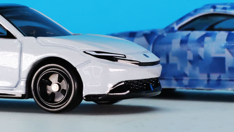 垂れ下がるように低いノーズ先端とアンダーリップのディテールを魅せてくれます